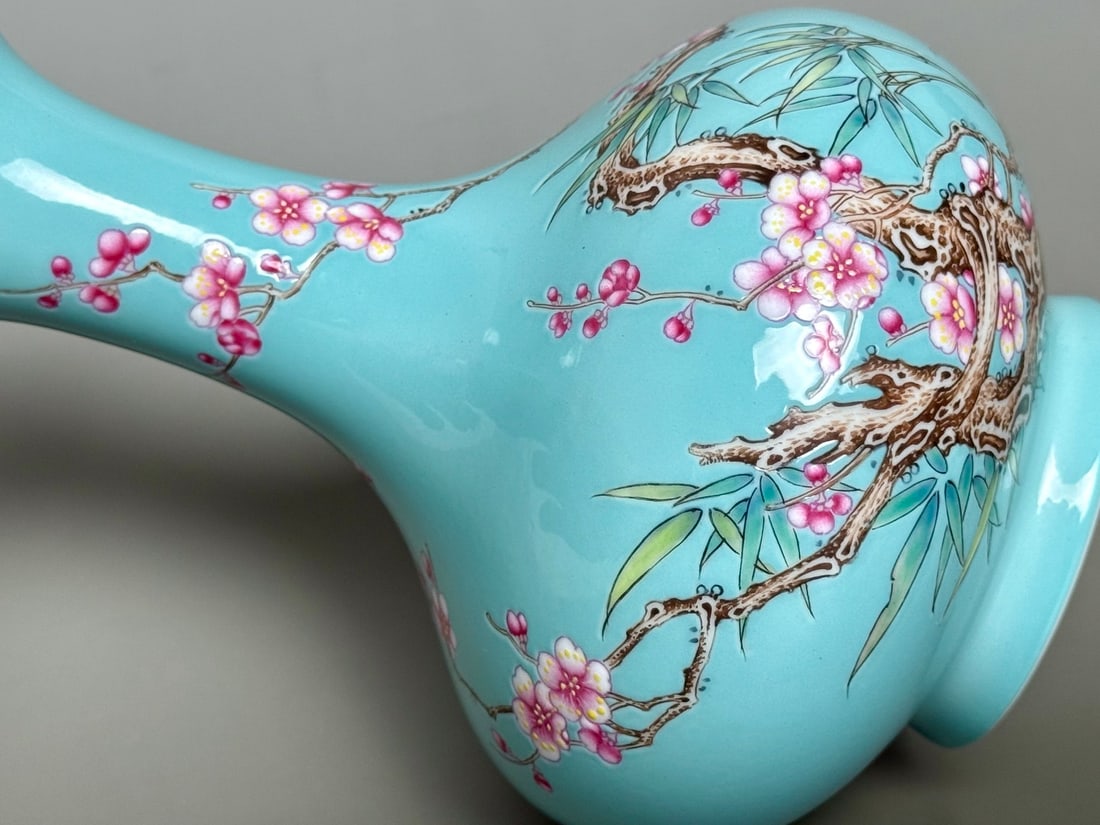 An Exquisite Green Ground Flower Pattern Vase - 6