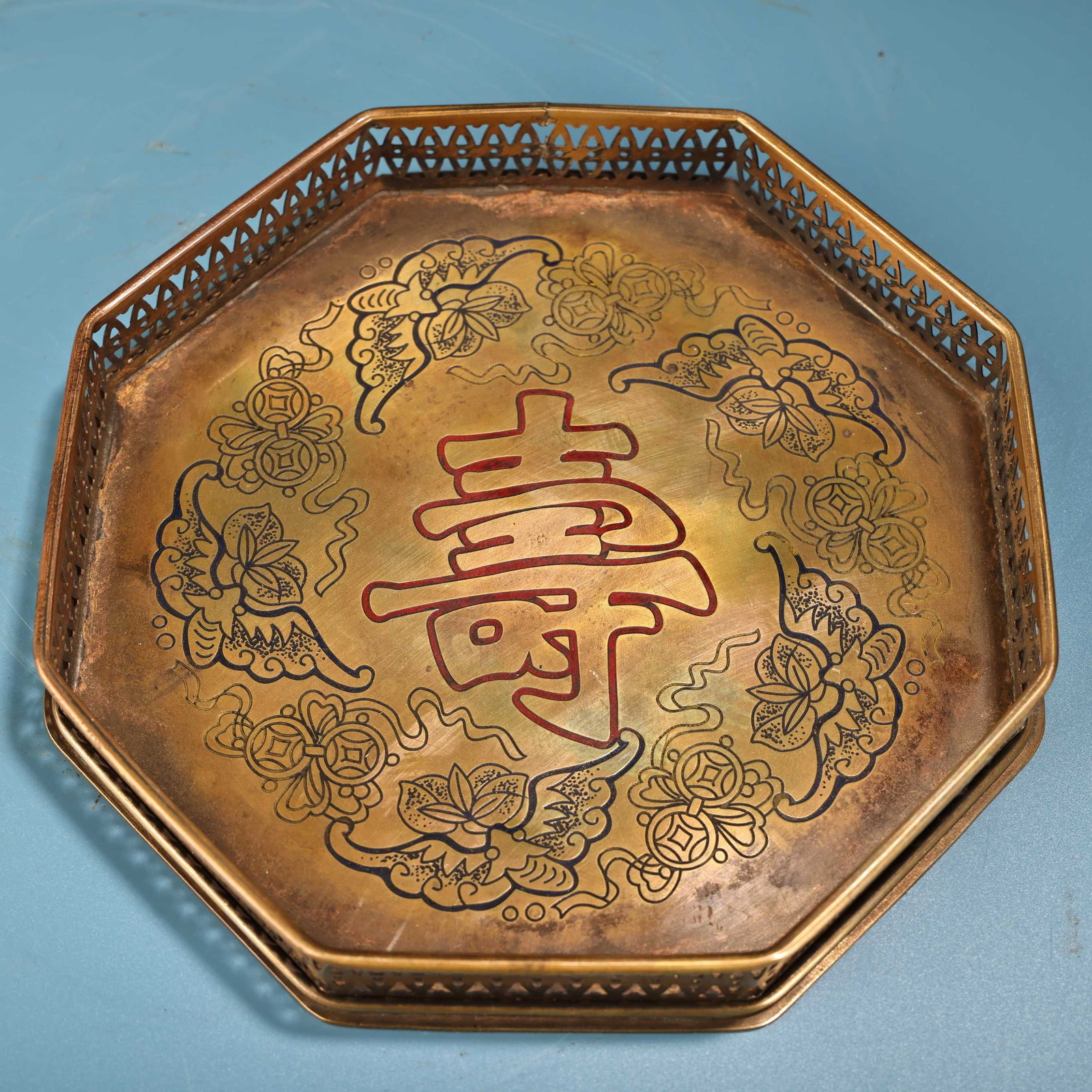 An Exquisite Bronze Bats and Peach Pattern Plate: An Exquisite Bronze Bats and Peach Pattern Plate Qing Dynasty, China Size:7.5inx7.5in Weight:360g铜高浮艺福寿六角盘子 中国଀
