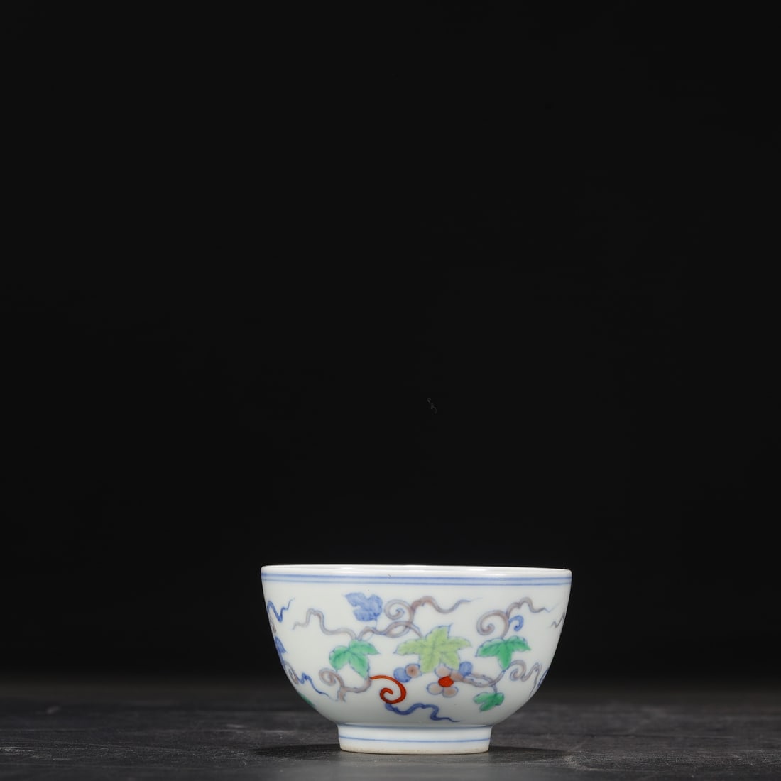 An Exquisite Doucai Grapes Pattern Cup - 2