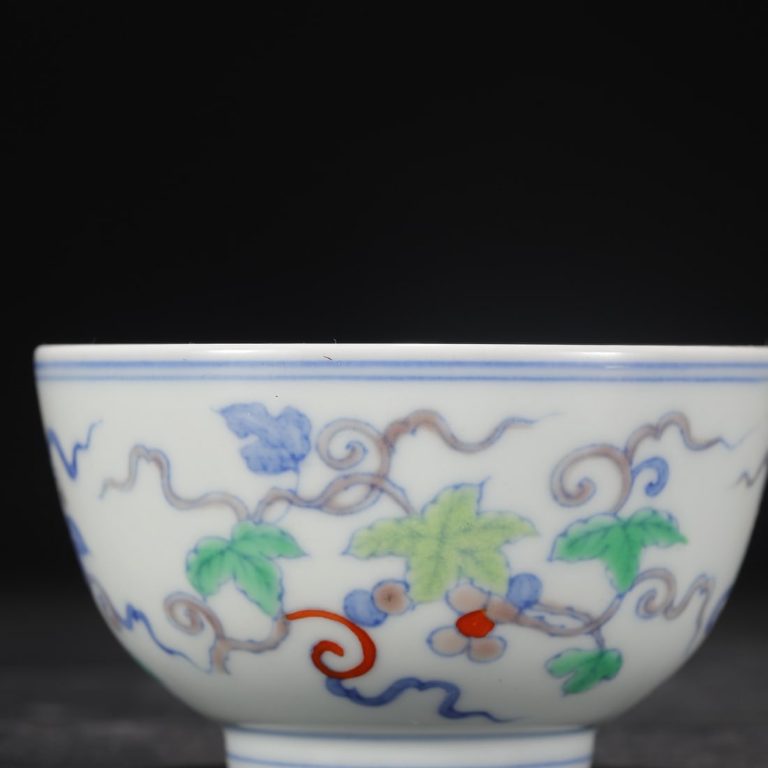 An Exquisite Doucai Grapes Pattern Cup - 3