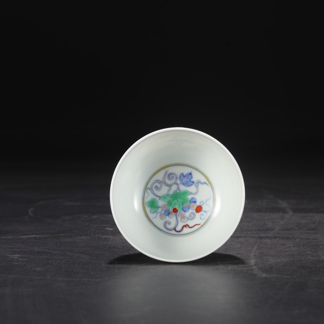 An Exquisite Doucai Grapes Pattern Cup - 4