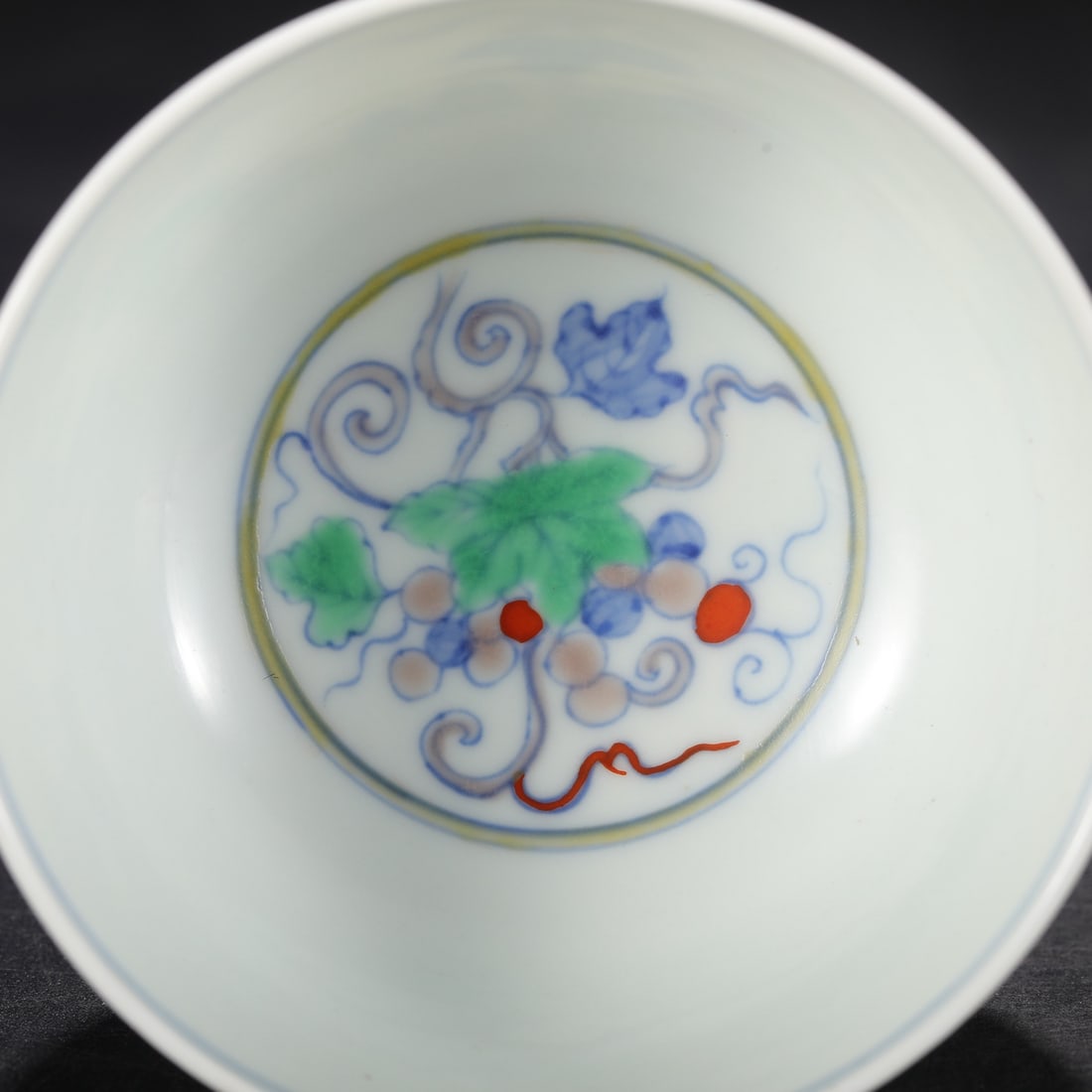 An Exquisite Doucai Grapes Pattern Cup - 5