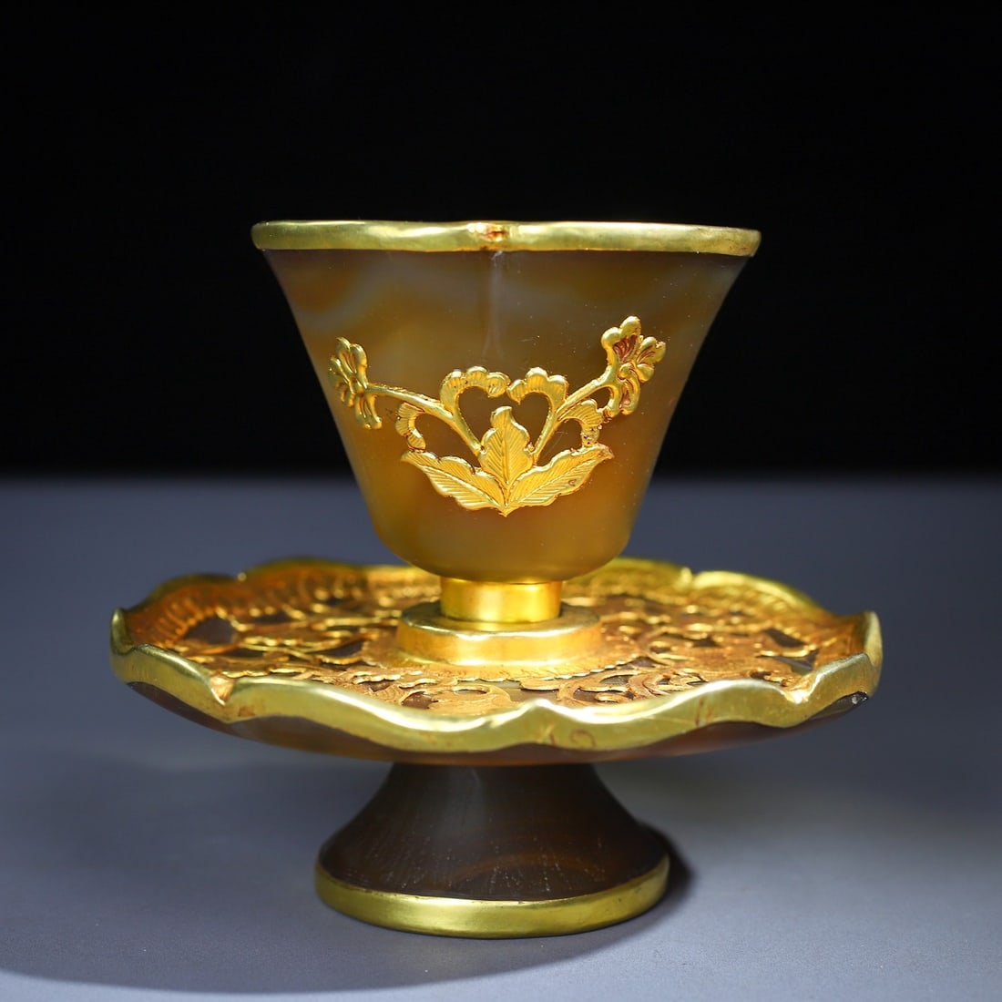 An Exquisite Agate Cover with Gold Flower Pattern Cup: An Exquisite Agate Cover with Gold Flower Pattern Cup Qing Dynasty, China Size:4.5inx4.5in Weight:354g玛瑙镶嵌花杯一套 中国清代 