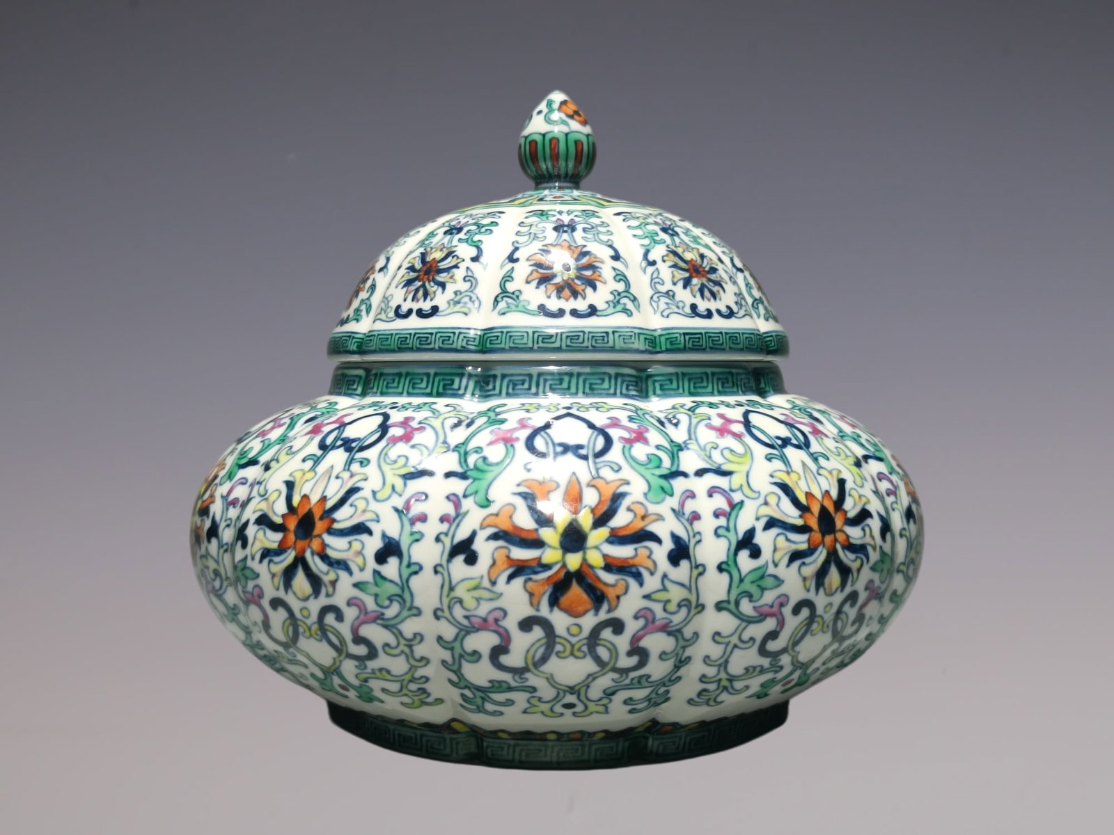An Exquisite Doucai Lotus Pattern Jar - 2