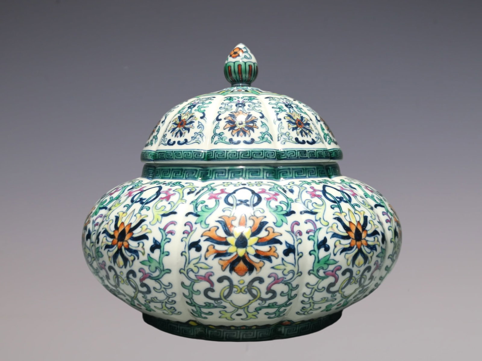 An Exquisite Doucai Lotus Pattern Jar - 4