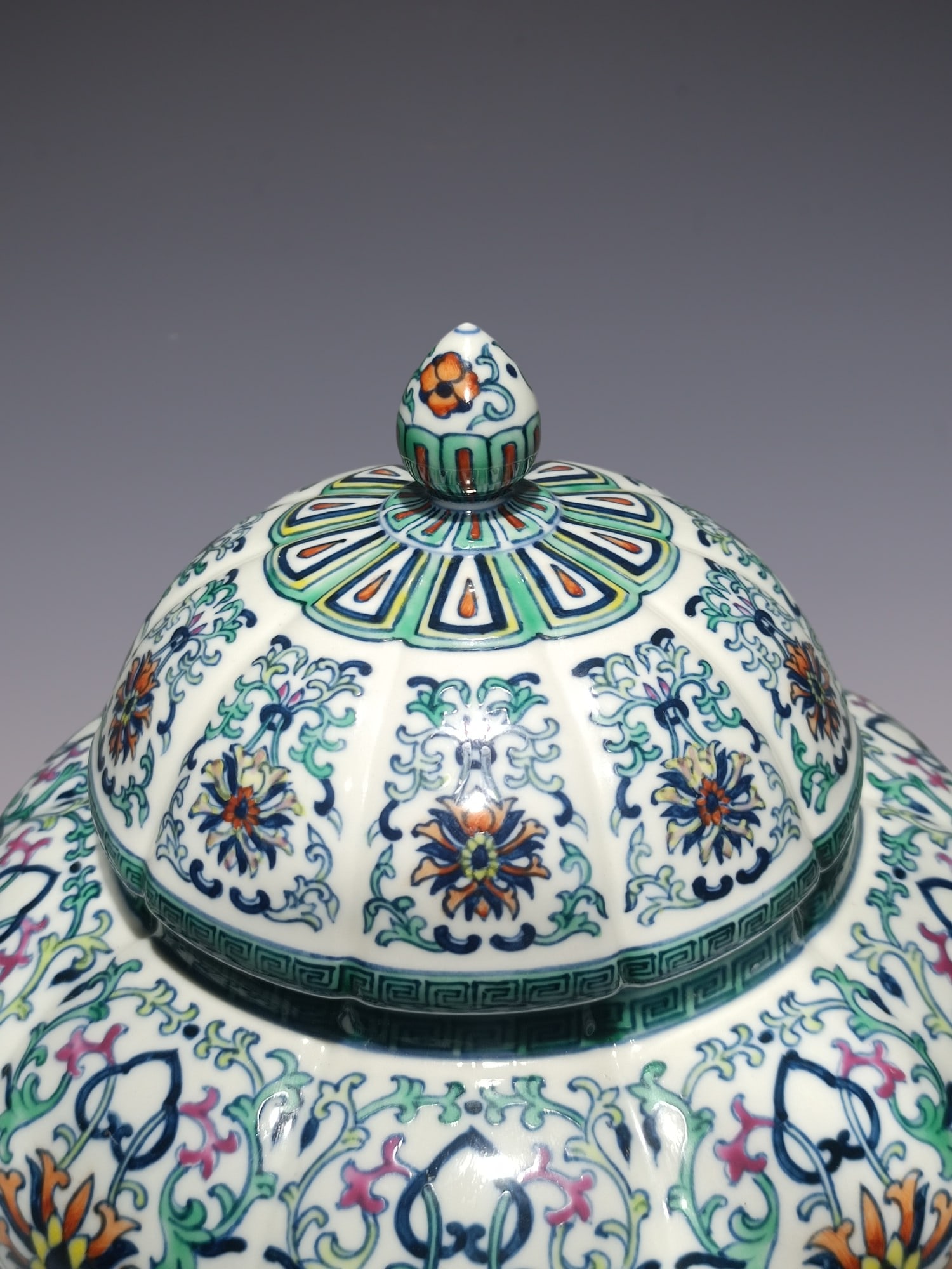 An Exquisite Doucai Lotus Pattern Jar - 7