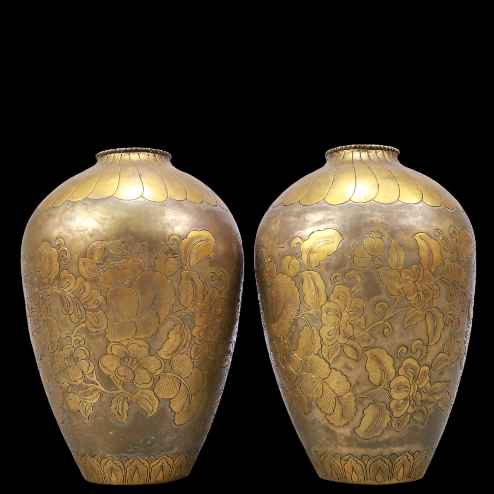 A Exquisite A pair of Gilt Bronze Flower and Fruit Pattern Vase (1 of 11)