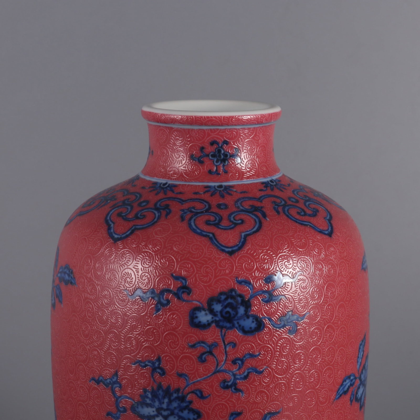 An Exquisite Blue and White Ruby Red-Glazed Flower Pattern Jar - 4