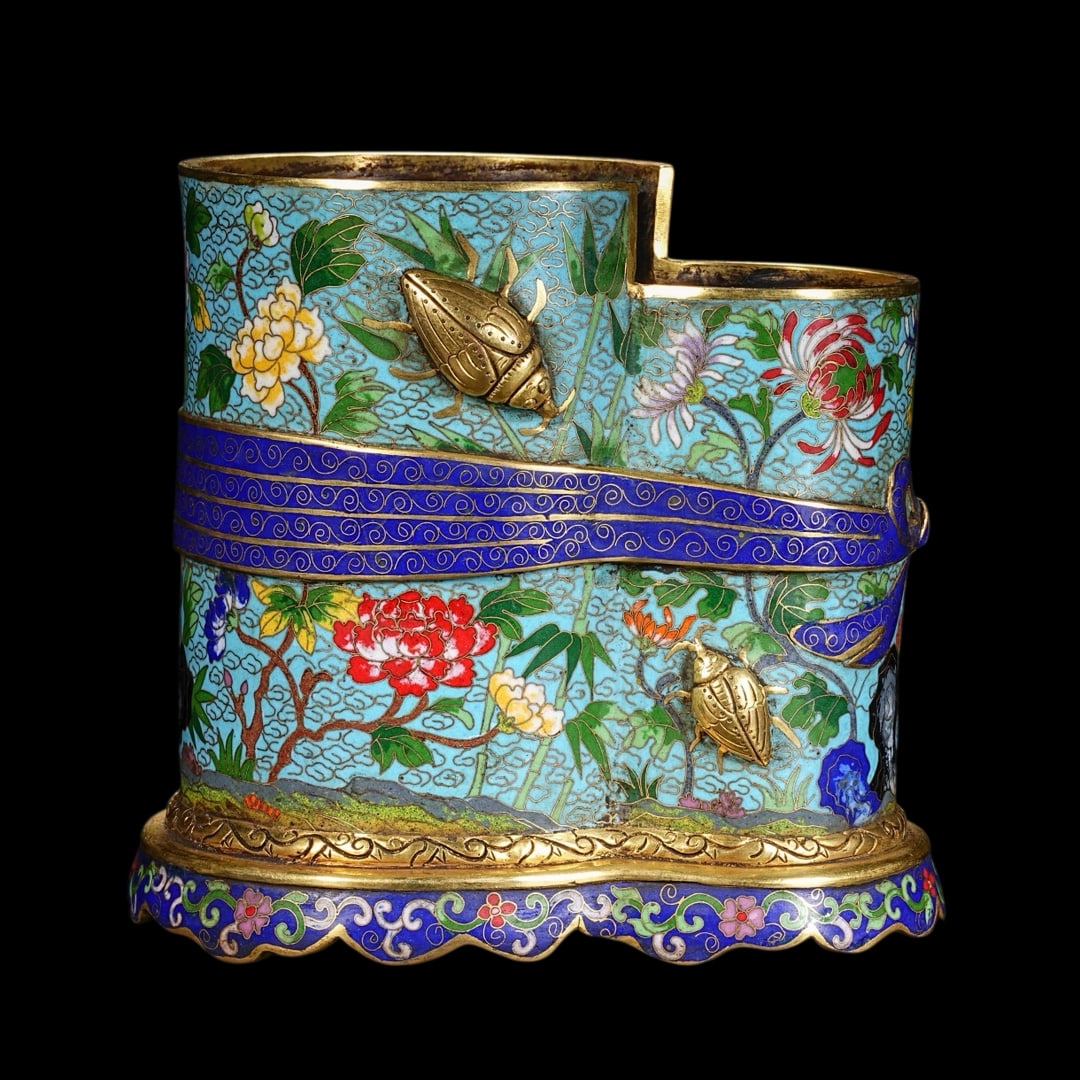 An Exquisite Cloisonne Flower Pattern Brush Pot: An Exquisite Cloisonne Flower Pattern Brush Pot Qing Dynasty, China Qianlong Six-character Mark Size:7.1inx5.1inx6.7in Weight:3.2kg景泰蓝笔筒 中国清