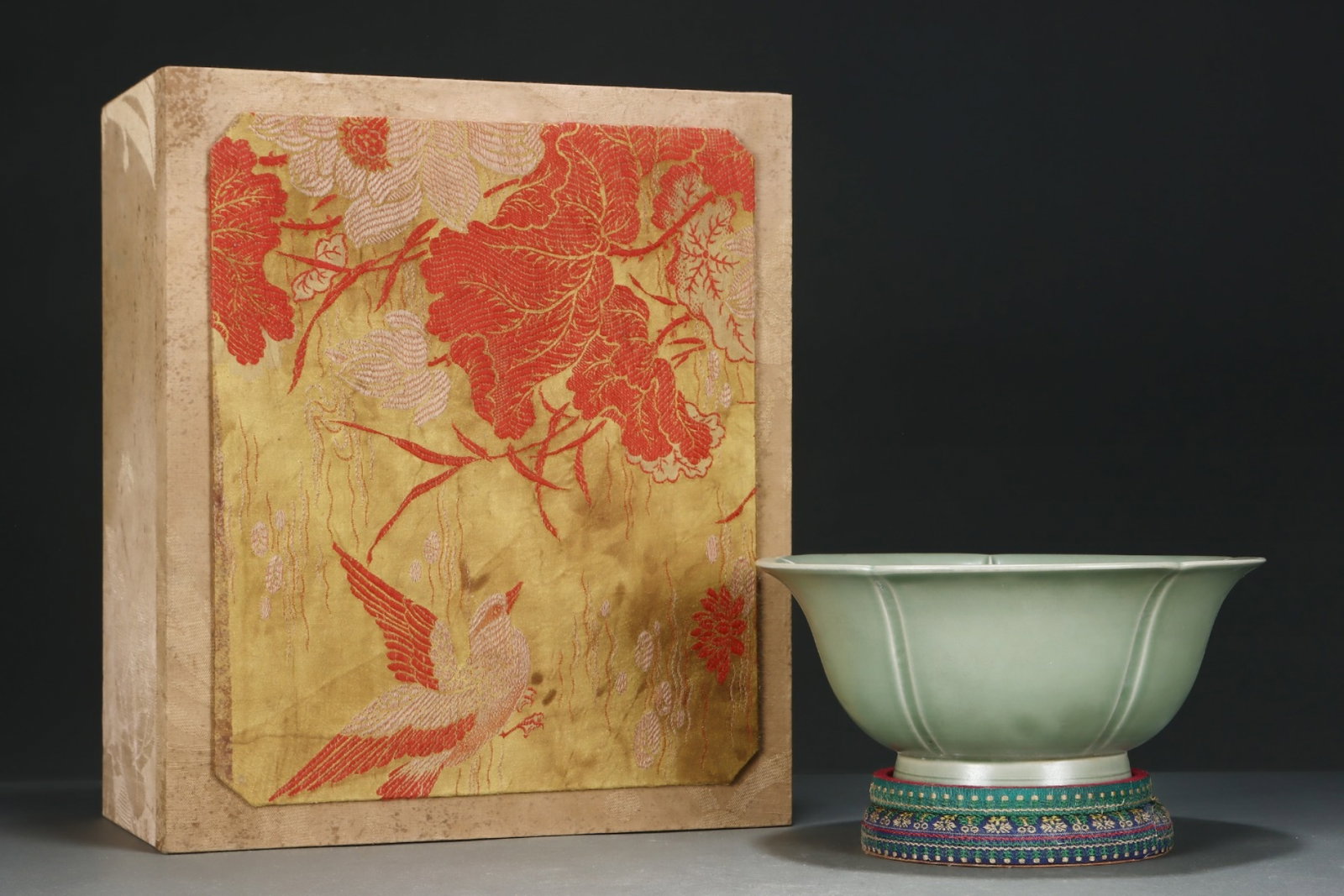 An Exquisite Yue yao Dragon Pattern Bowl: An Exquisite Yue yao Dragon Pattern Bowl,Song Dynasty,China,Size:4inx8.9in 越窑龙纹碗,中国宋代