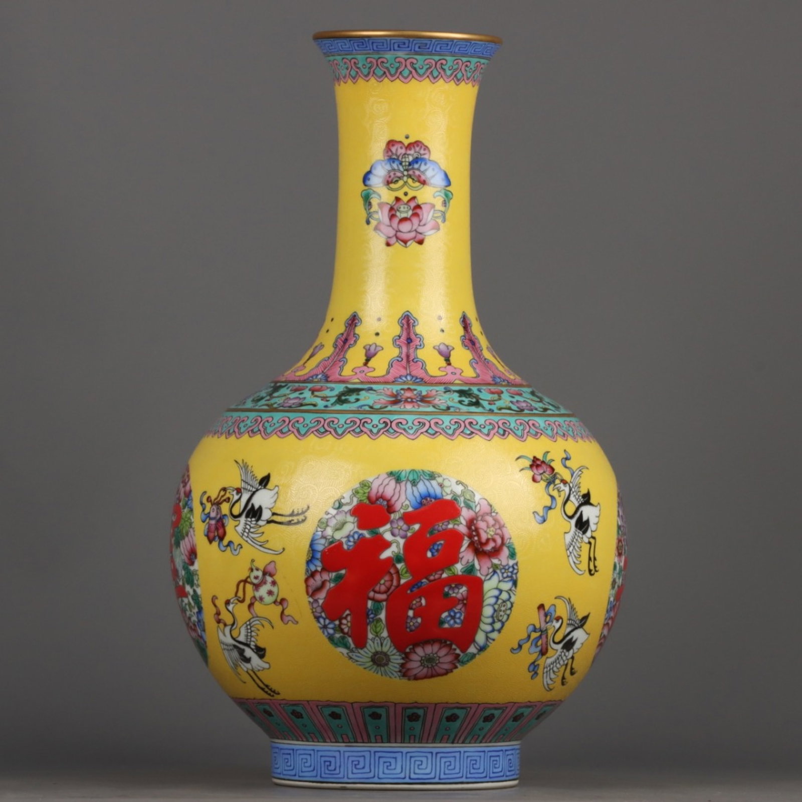 A Huge Enamel Painted Gold Bats and Peach Pattern Vase: A Huge Enamel Painted Gold Bats and Peach Pattern Vase,Qing Dynasty,China,Qianlong Six-character Mark,Size:16.3inx9.4in 珐琅彩描金福寿纹瓶,中