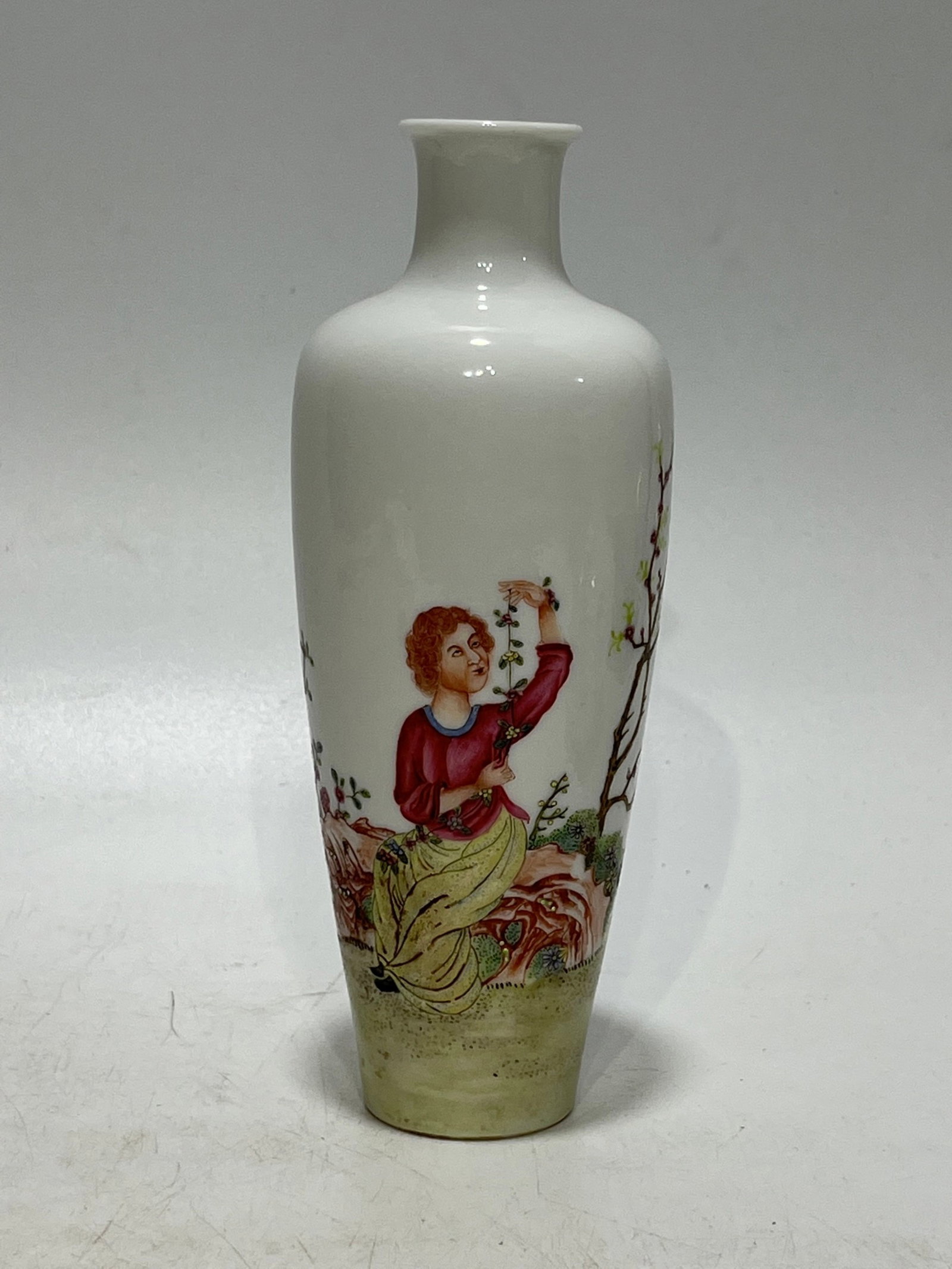 An Exquisite Famille-Rose Figure Pattern Vase: An Exquisite Famille-Rose Figure Pattern Vase,Qing Dynasty,China,Qianlong Four-character Mark,Size:6.8in 粉彩人物纹瓶,中国清代,乾Ɓ