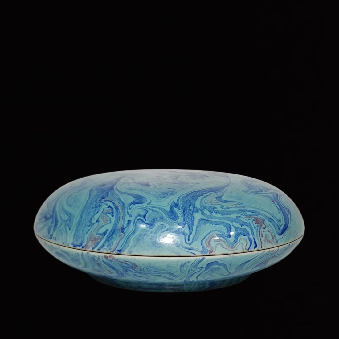 An Exquisite Green Ground Box with Cover: An Exquisite Green Ground Box with Cover,Qing Dynasty,China,Qianlong Six-character Mark,Size:3.1inx9.1in 绿地盖盒,中国清代,乾隆六é
