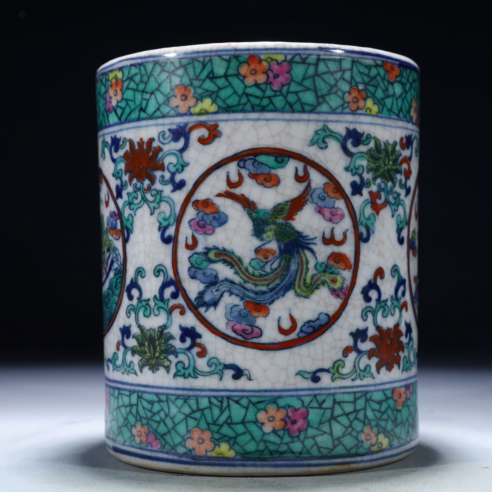 An Exquisite Doucai Lotus Pattern Brush Pot - 2