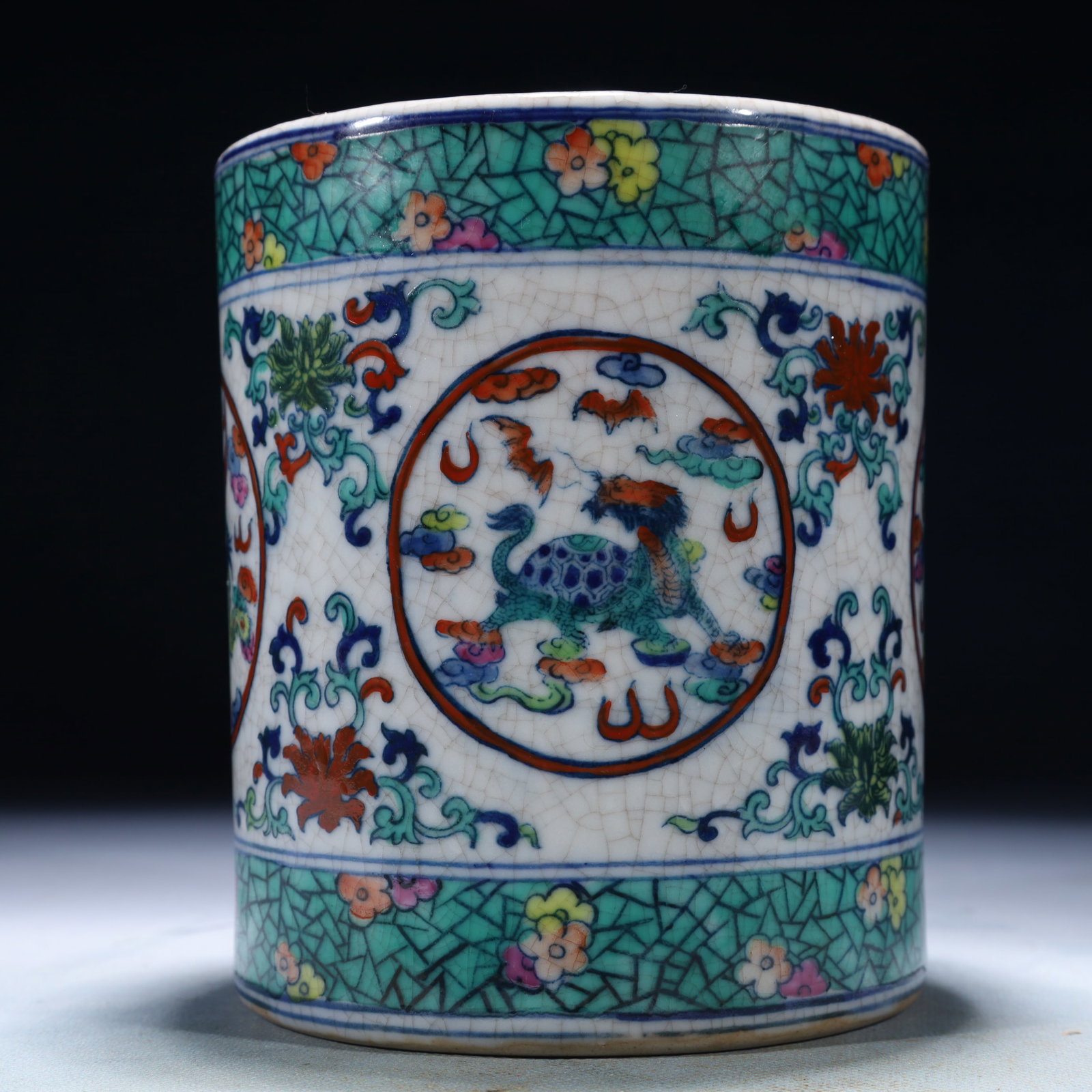 An Exquisite Doucai Lotus Pattern Brush Pot - 3