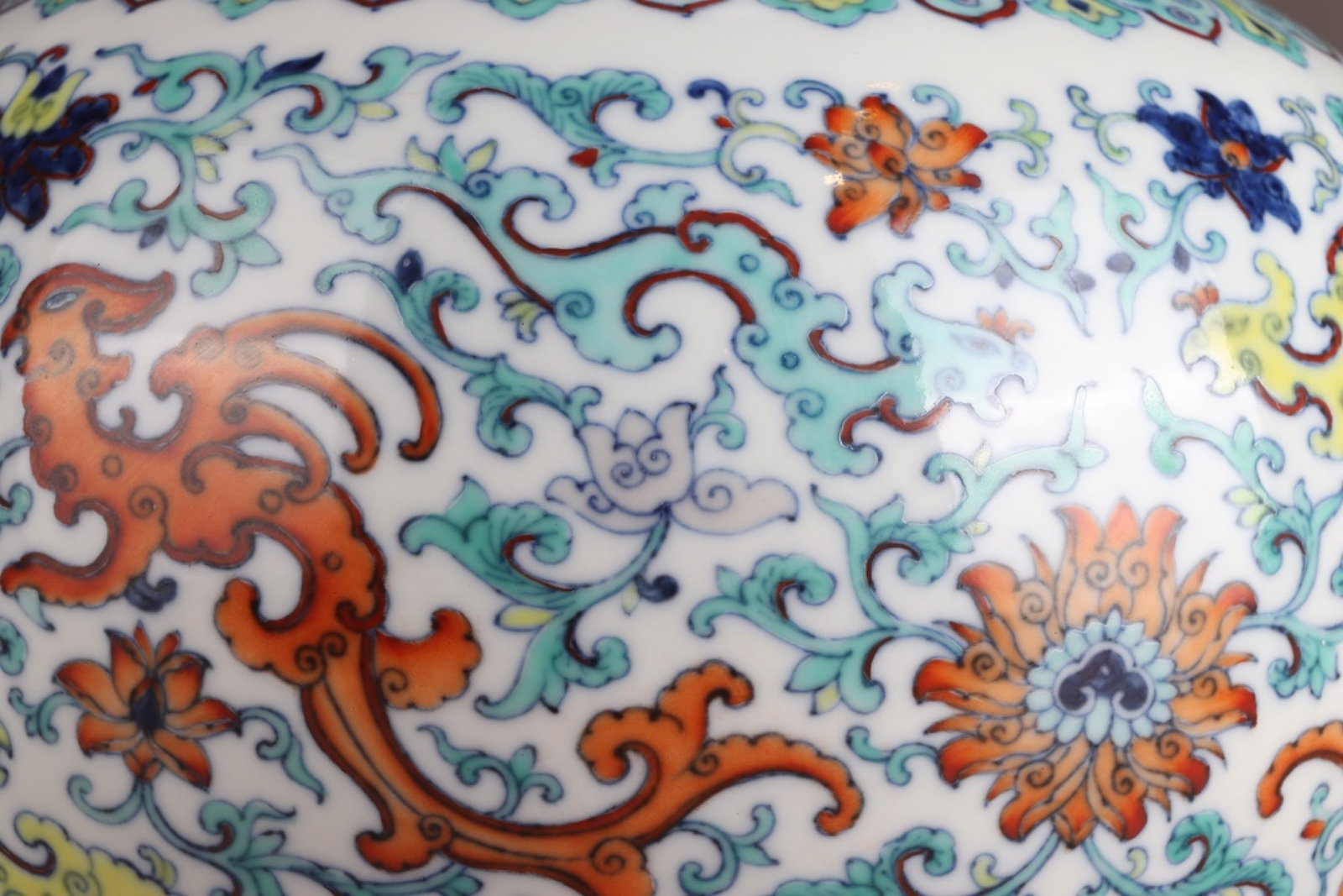 A Rare Doucai Lotus Pattern Vase - 5