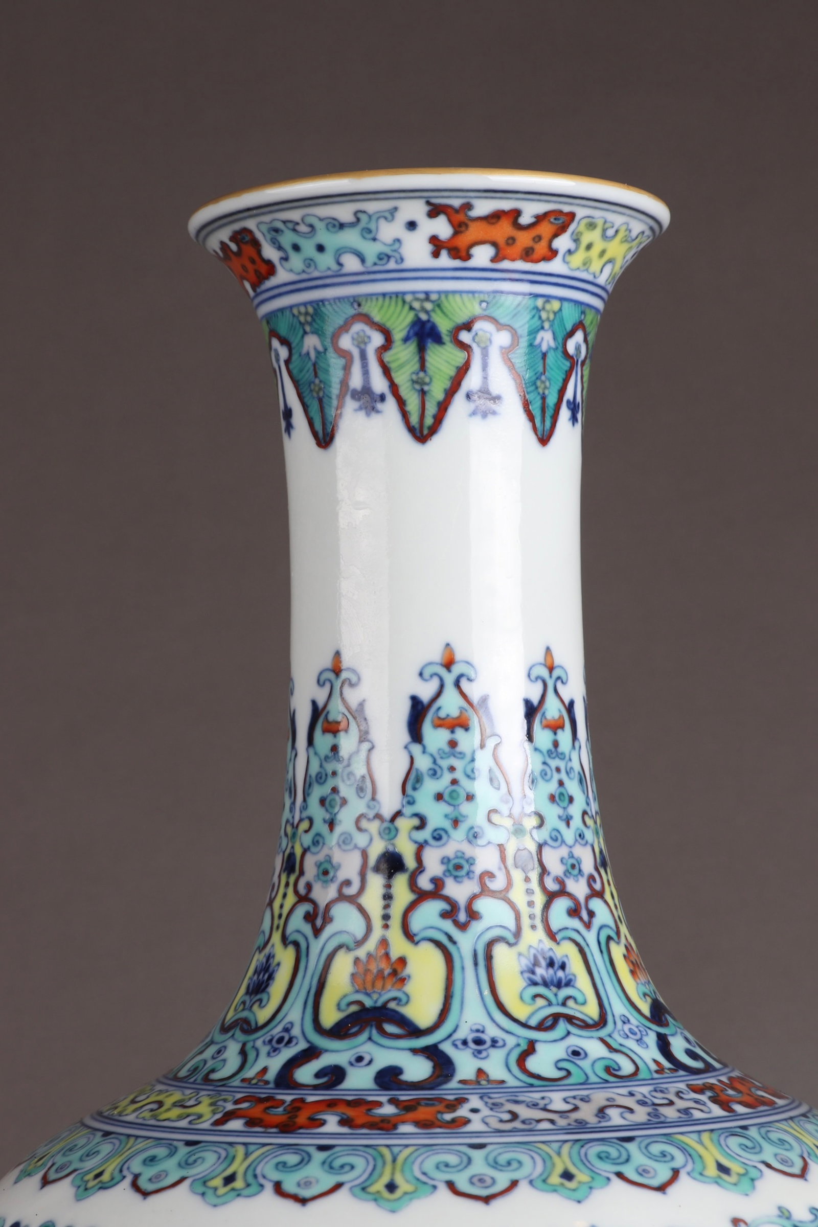 A Rare Doucai Lotus Pattern Vase - 6