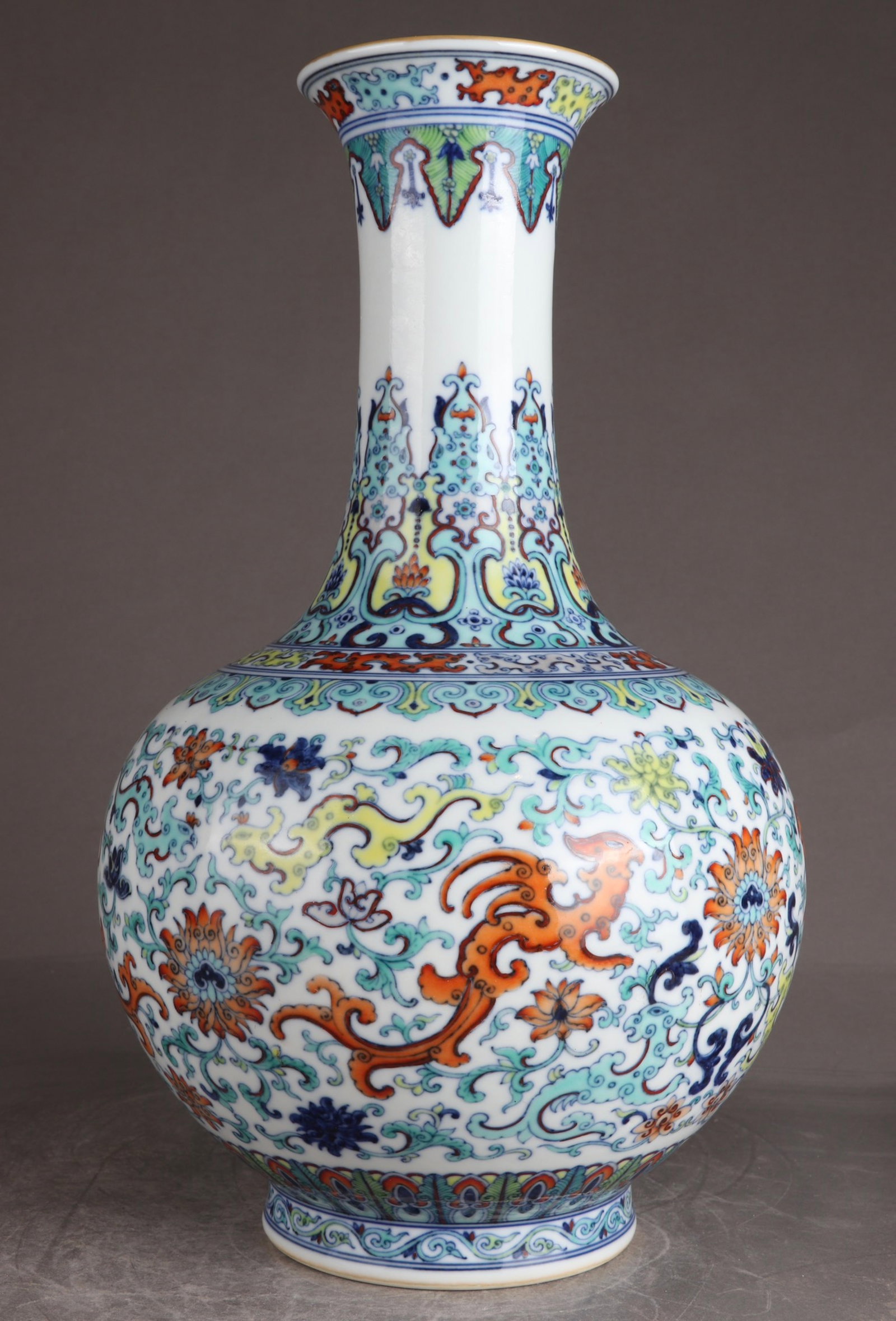 A Rare Doucai Lotus Pattern Vase - 7