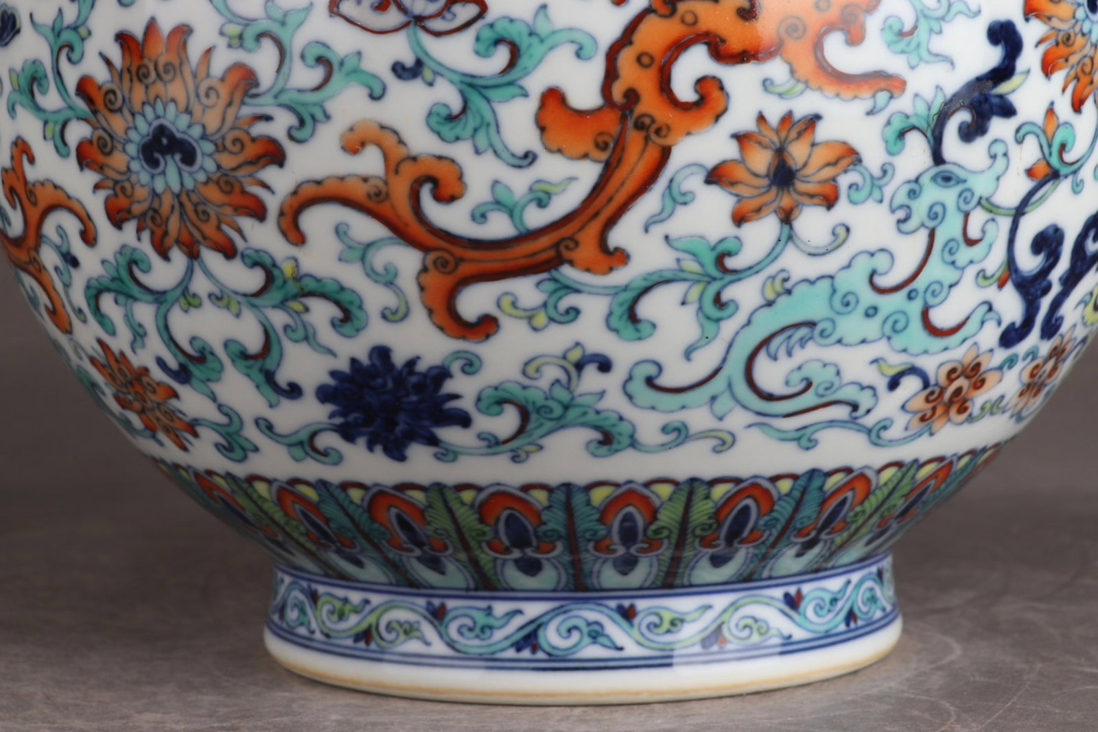 A Rare Doucai Lotus Pattern Vase - 8