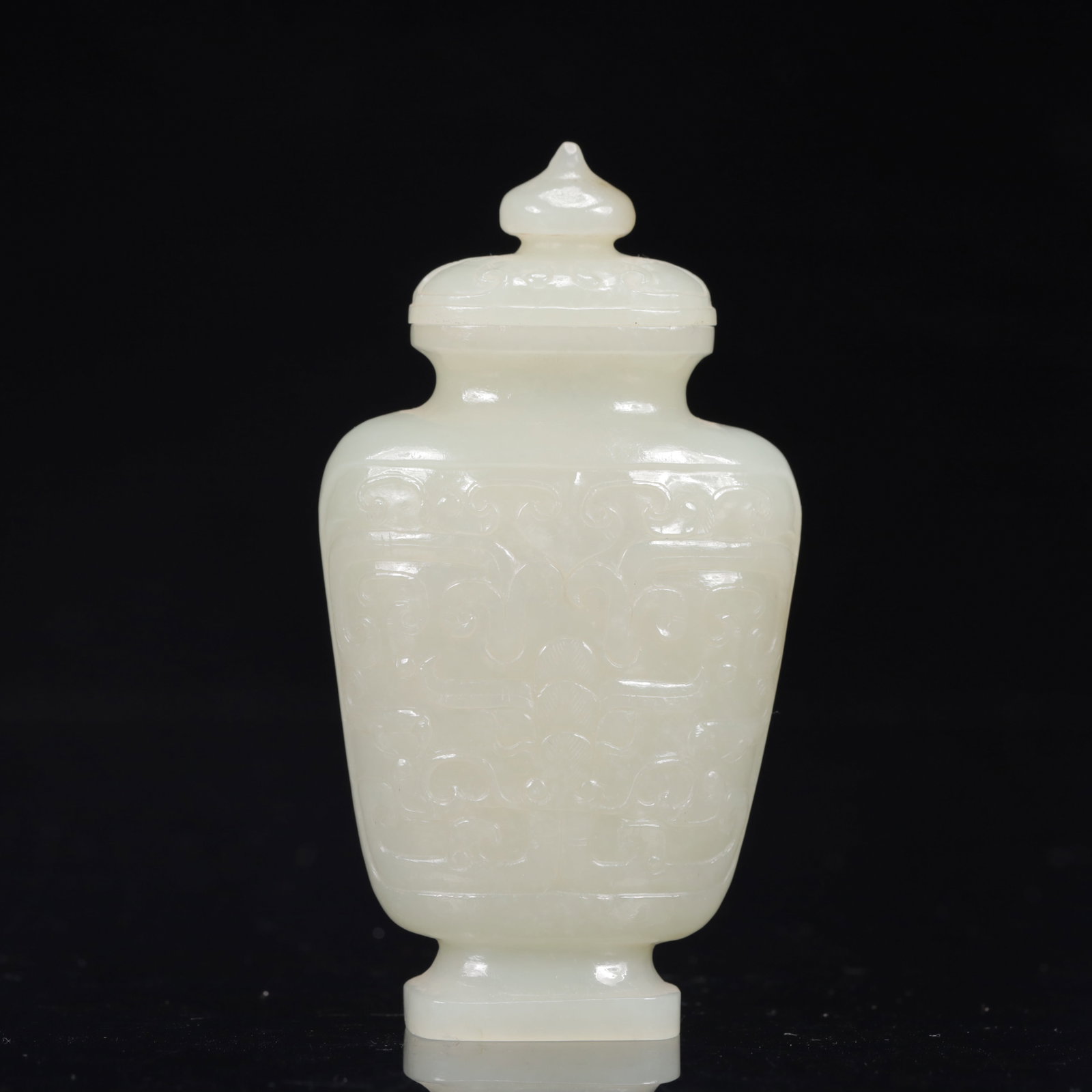 An Exquisite White Jade Lotus Pattern Vase: An Exquisite White Jade Lotus Pattern Vase,Qing Dynasty,China,Size:2.4inx0.8inx3.9in,Weight:124g 白玉缠枝莲纹瓶,中国清代