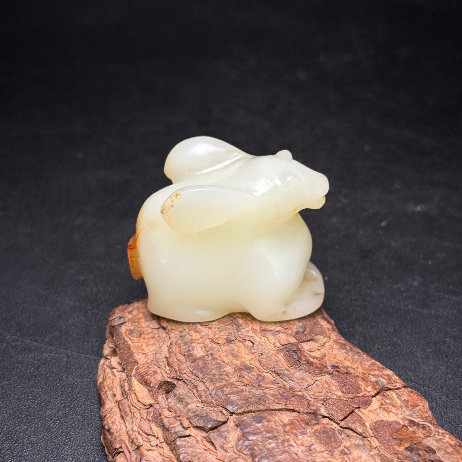 An Exquisite White Jade Rabbit Ornament: An Exquisite White Jade Rabbit Ornament,Qing Dynasty,China,Size:1.5inx1.1inx0.9in,Weight:35g 白玉兔子摆件,中国清代