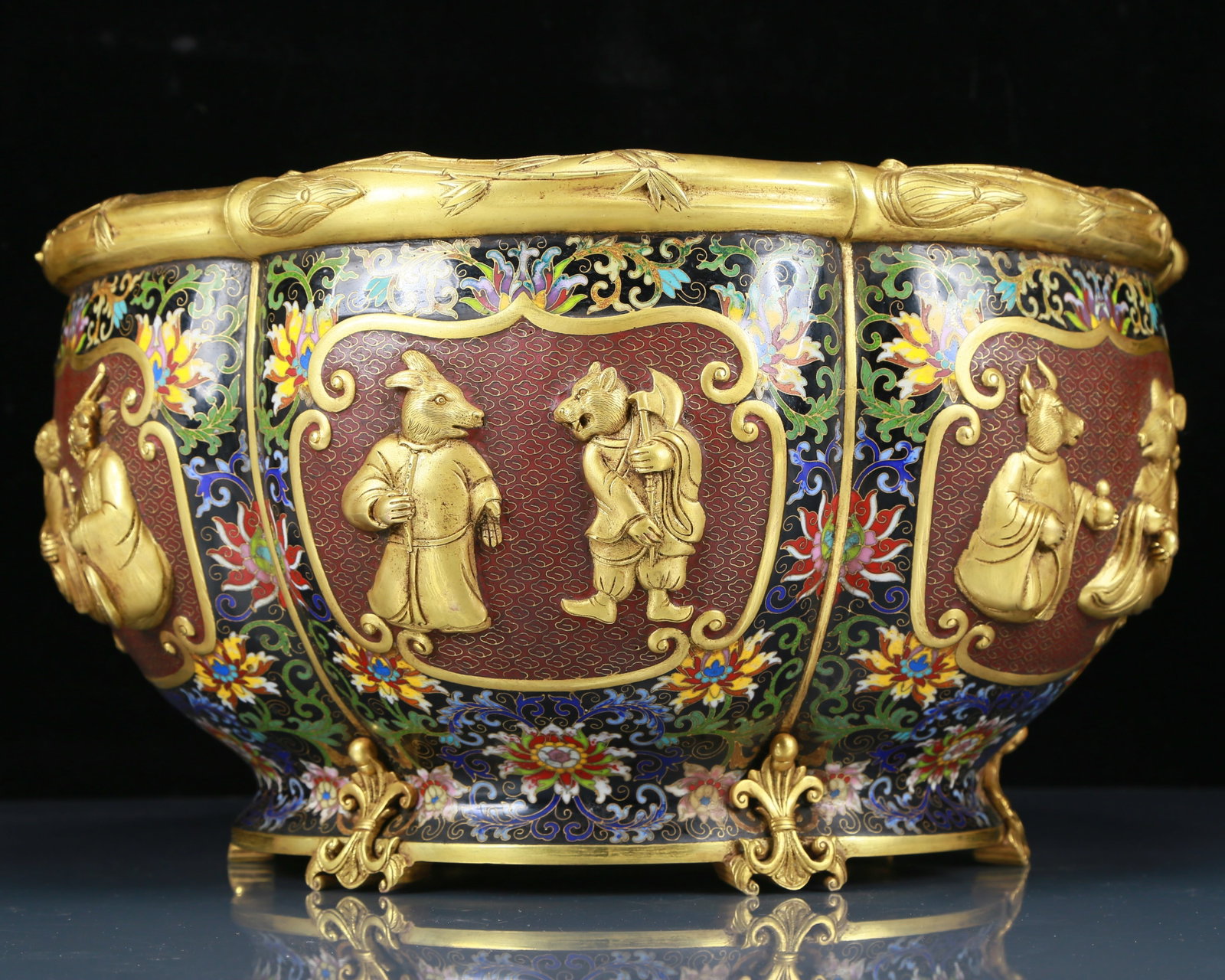 A Huge Cloisonne Lotus Pattern Animals Vat: A Huge Cloisonne Lotus Pattern Animals Vat，Qing Dynasty, China，Qianlong Four-character Mark，Size:15.7inx9.1in，Weight:18.10kg 景泰蓝缠枝莲