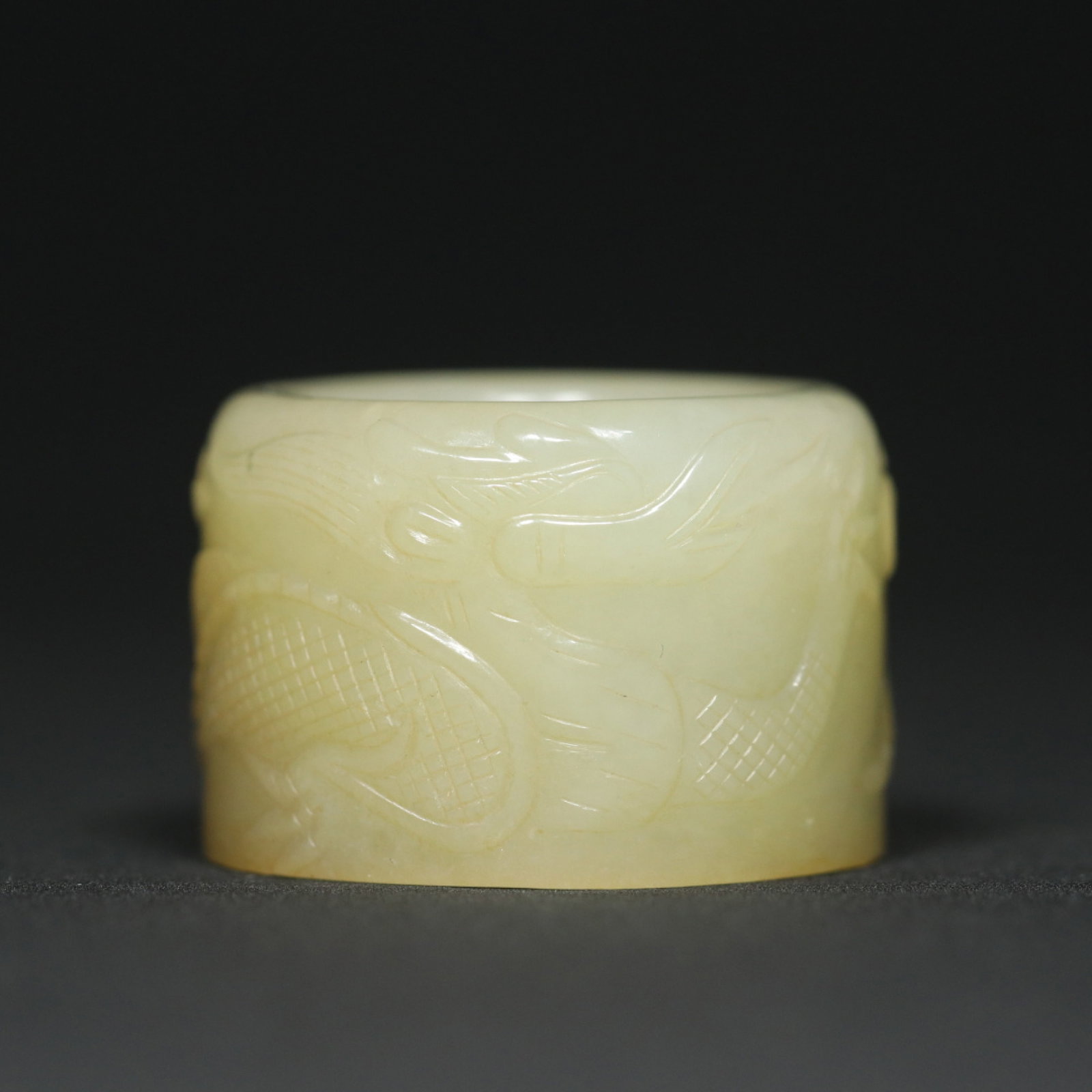 An Exquisite White Jade Dragon Pattern Thumb Ring: An Exquisite White Jade Dragon Pattern Thumb Ring,Qing Dynasty,China,Size:0.9inx1.4inx0.9in,Weight:33.5g 白玉龙纹扳指,中国清代