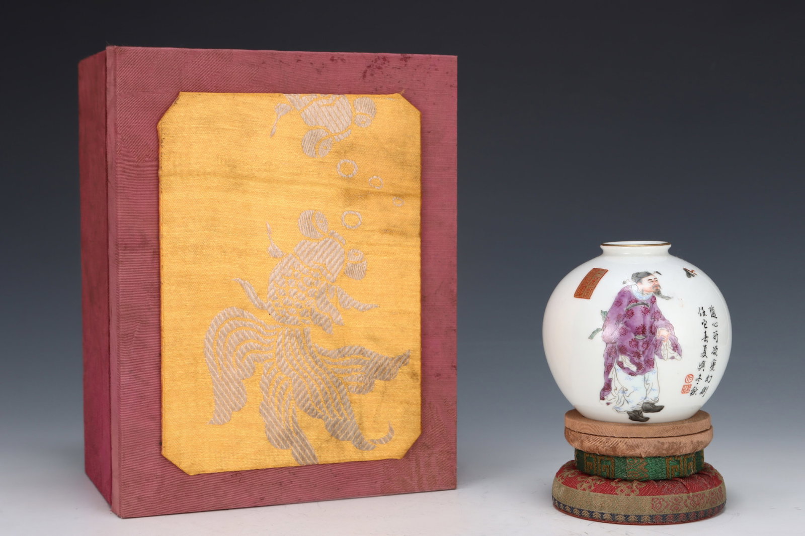 An Exquisite Famille-Rose Painted Gold Figure Pattern Apple-Shaped Vase,with poem (1 of 8)