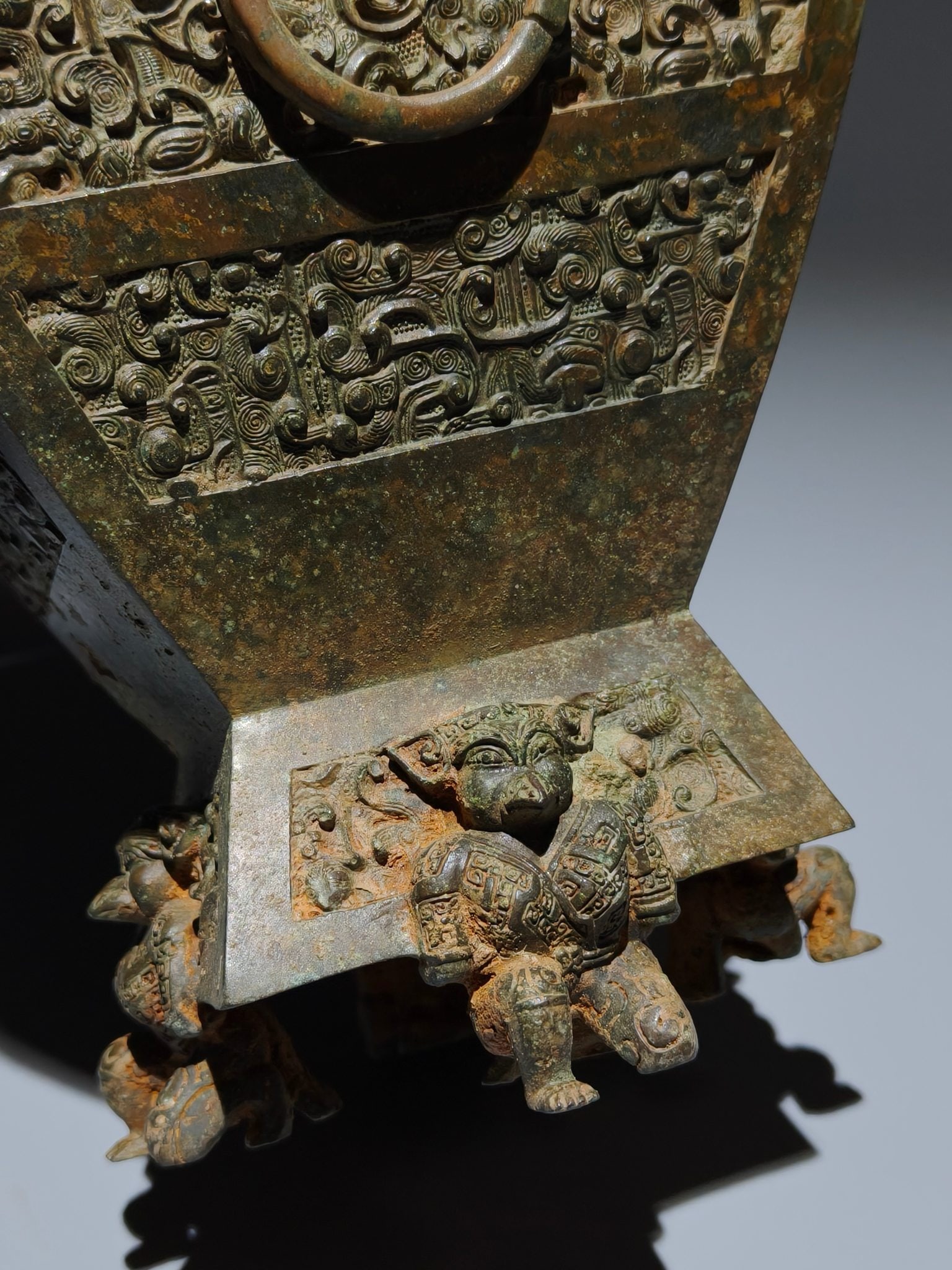 An Archaic Bronze Beast-Face Pattern Beast-Ears Pot - 7