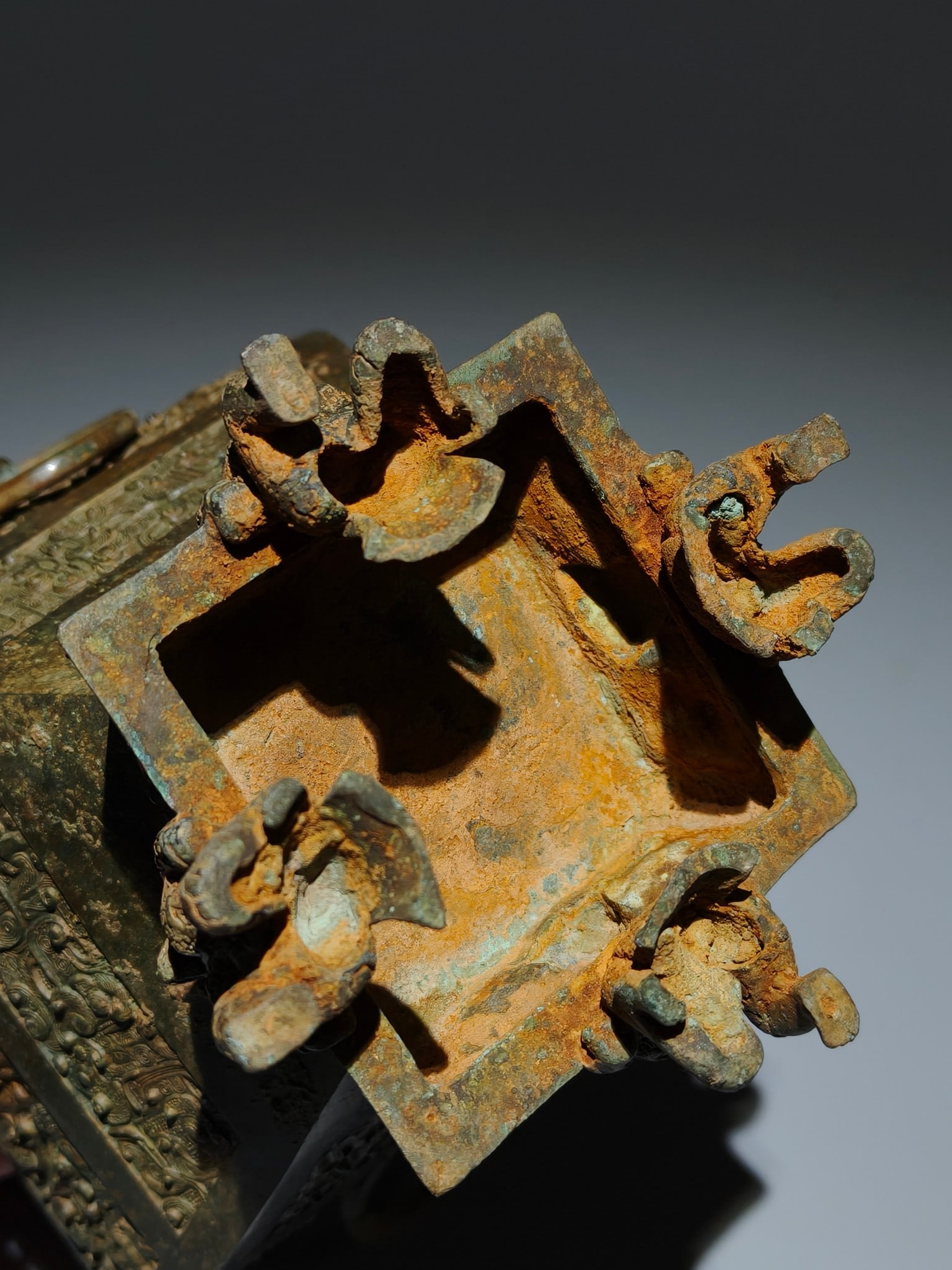 An Archaic Bronze Beast-Face Pattern Beast-Ears Pot - 9