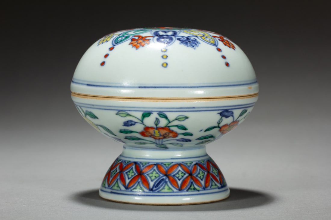 An Exquisite Doucai Flower Pattern Bowl with Cover: An Exquisite Doucai Flower Pattern Bowl with Cover,Ming Dynasty,China,Xuande Six-character Mark,Size:5.1inx5.1inx4.7in,Weight:760g