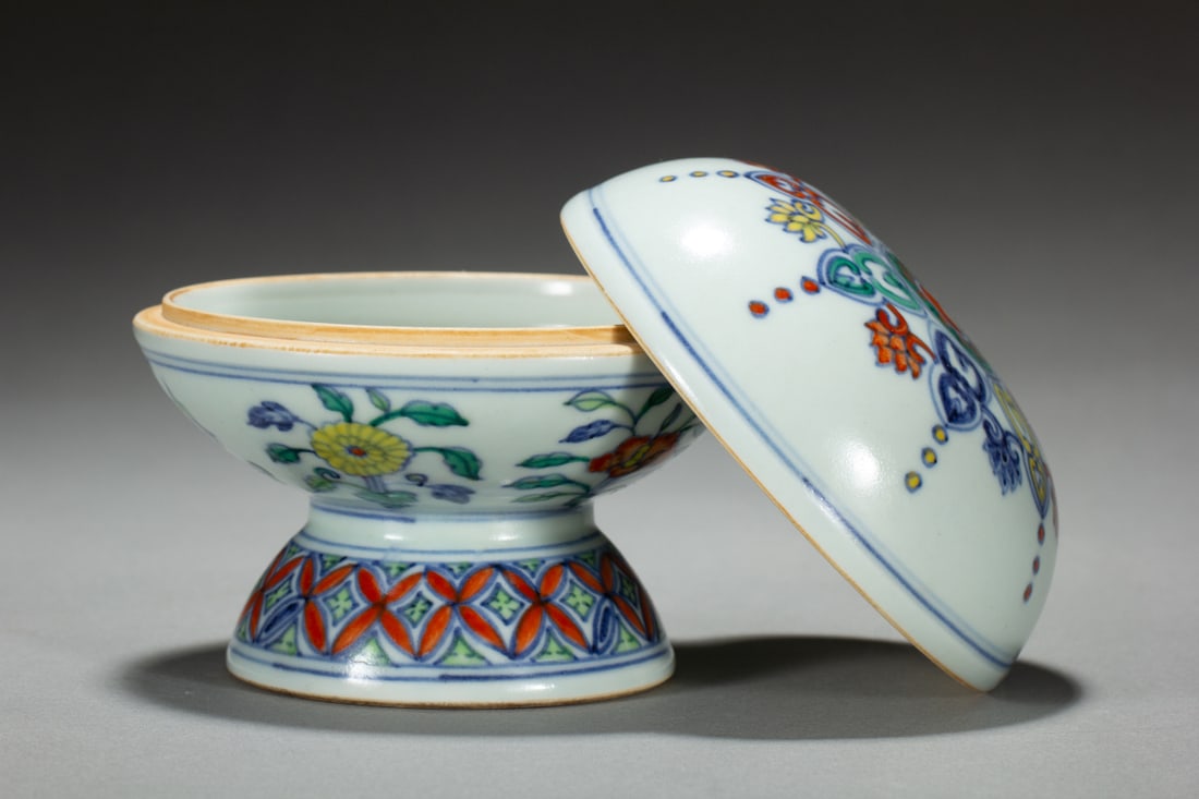 An Exquisite Doucai Flower Pattern Bowl with Cover - 3