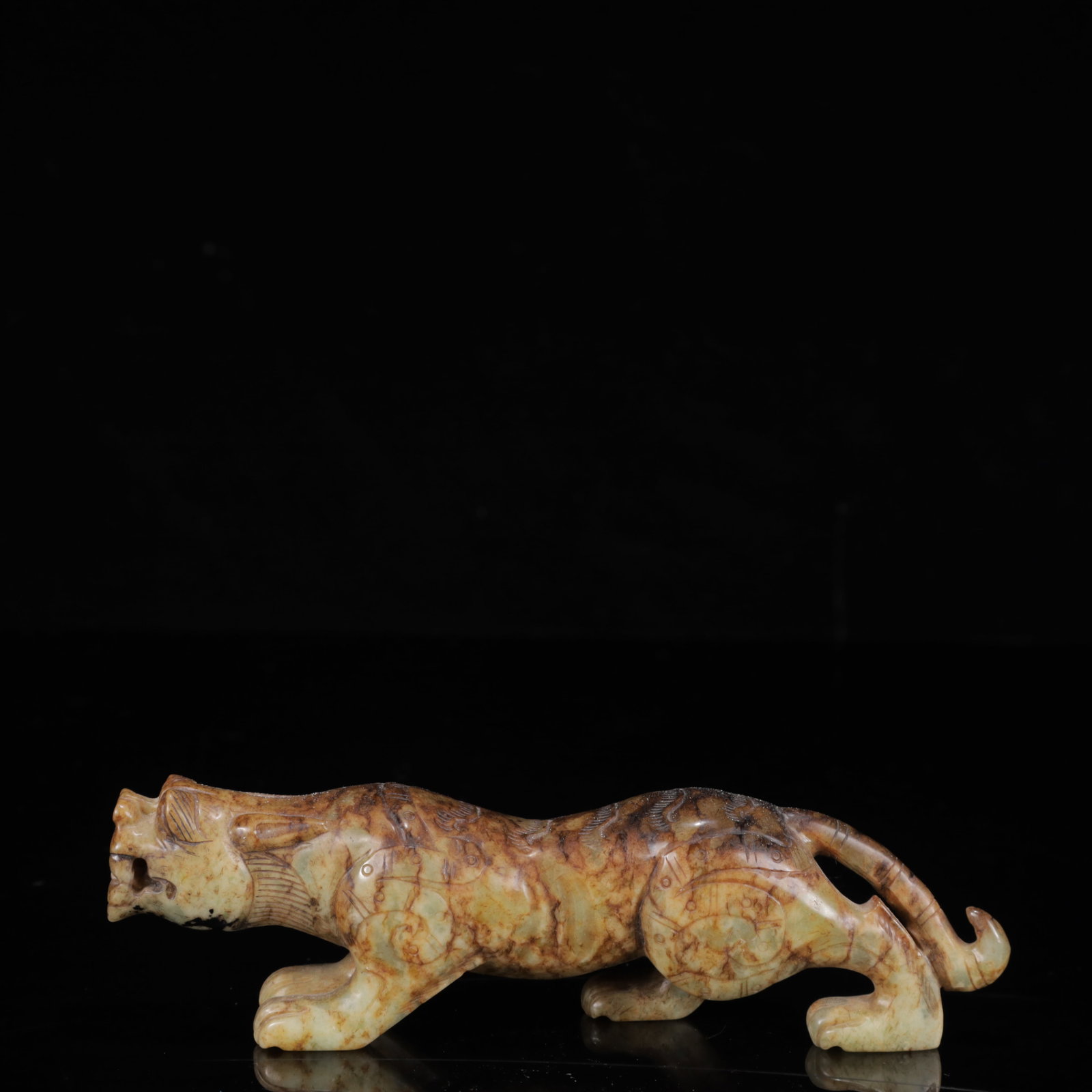 An Exquisite White Jade Auspicious Beast Ornament: An Exquisite White Jade Auspicious Beast Ornament,Qing Dynasty,China,Size:6.3inx1.2inx2in,Weight:257g 白玉瑞兽摆件,中国清代