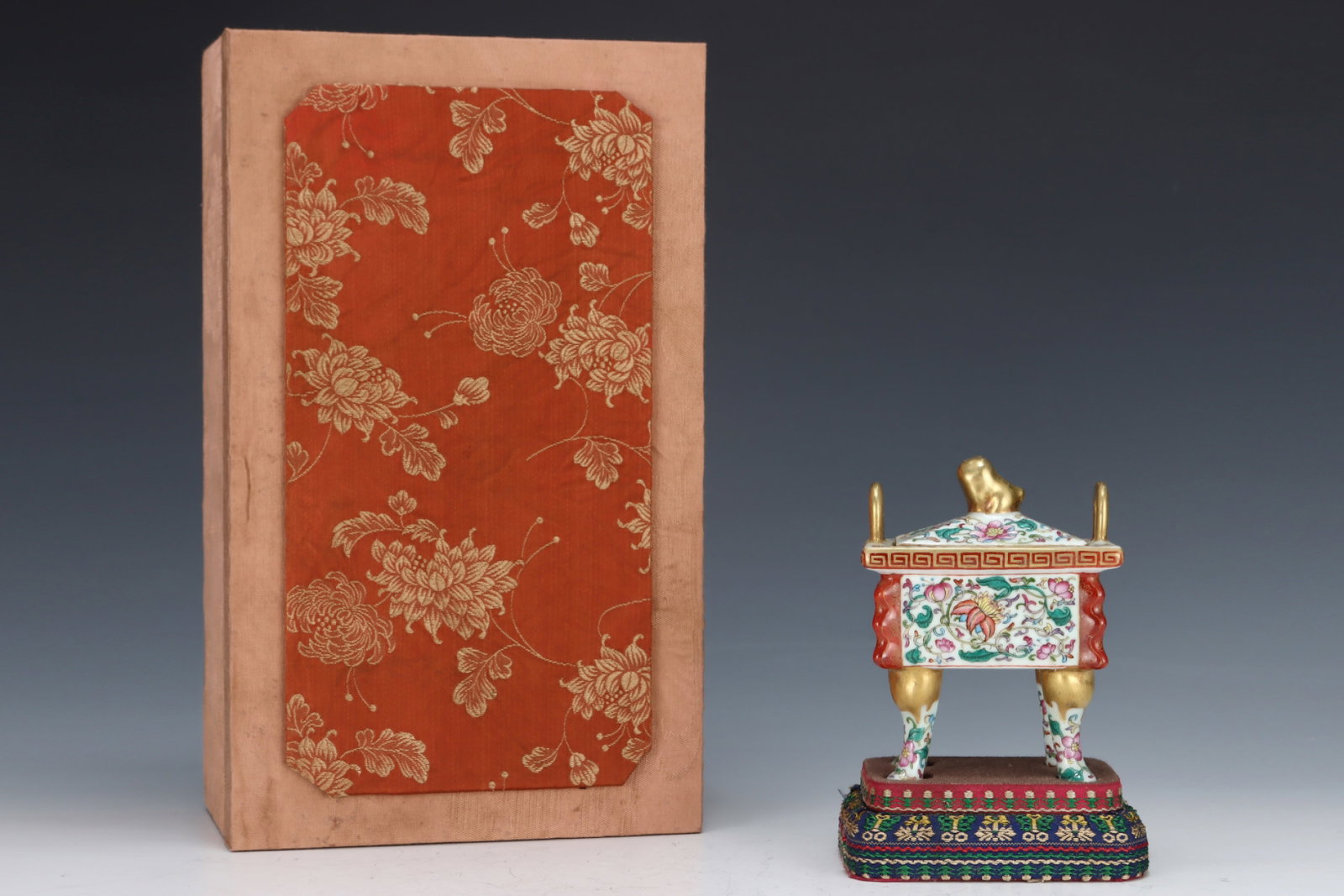 An Exquisite Famille-Rose Painted Gold Flower Pattern Double-Ears four legs Censer: An Exquisite Famille-Rose Painted Gold Flower Pattern Double-Ears four legs Censer,Qing Dynasty,China,Qianlong Four-character Mark,Size:4.2inx3.3in