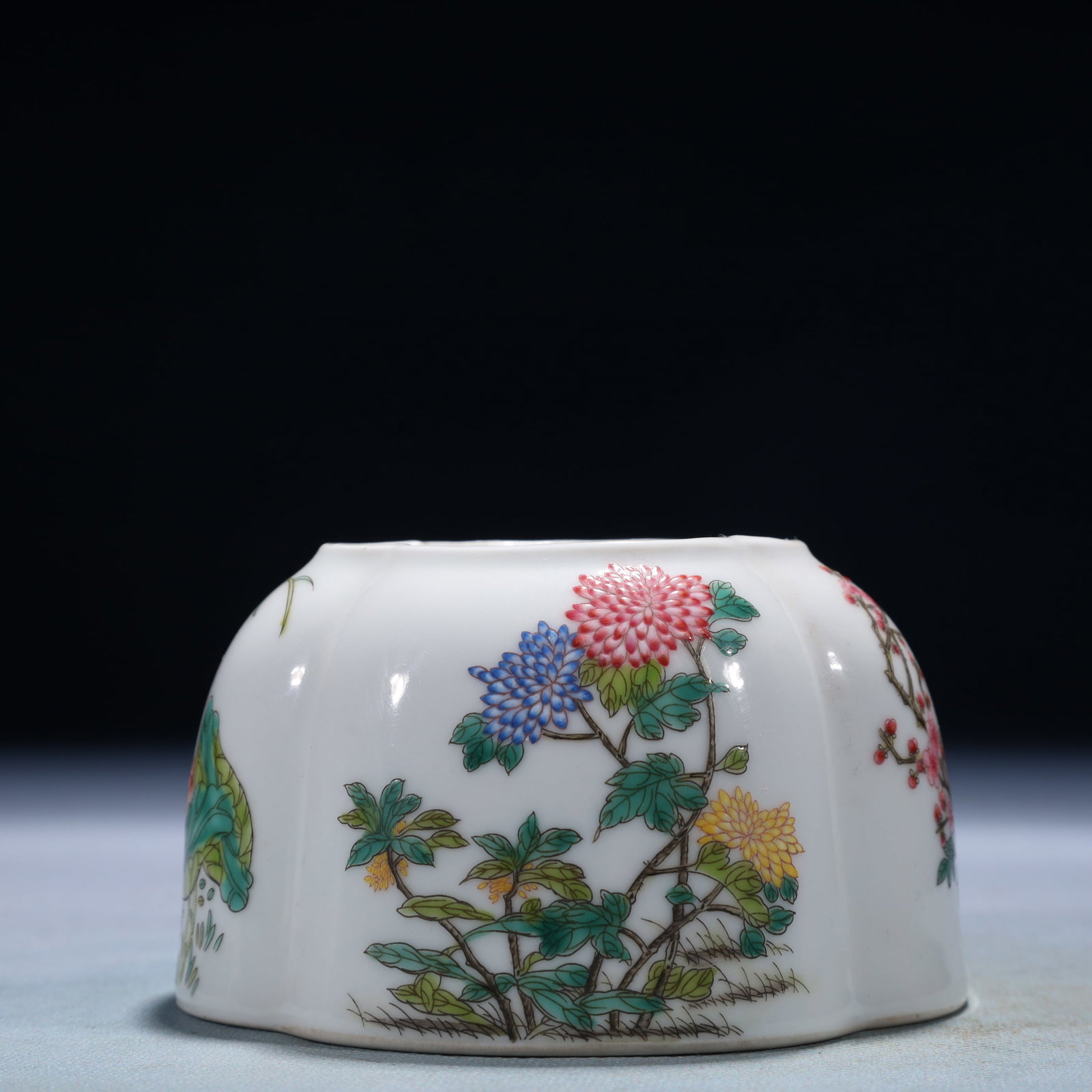 An Exquisite Famille-Rose Flower Pattern Brush Washer: An Exquisite Famille-Rose Flower Pattern Brush Washer,Qing Dynasty,China,Yongzheng Four-character Mark,Size:4.5inx4.3inx2.8in,Weight:200g 粉彩花卉纹笔洗,È