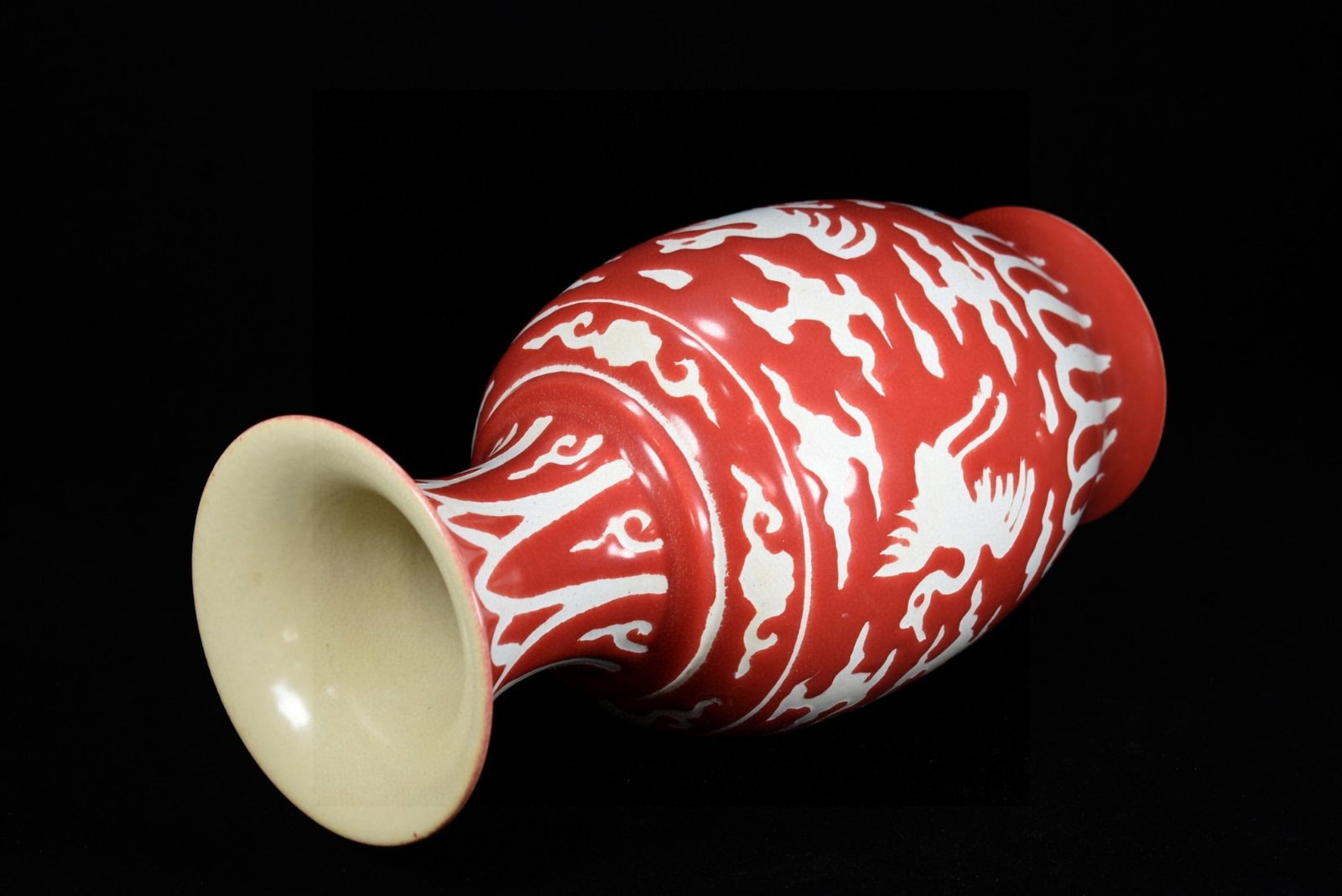 A Rare Red Glazed Auspicious Cloud and Crane Pattern Vase - 7