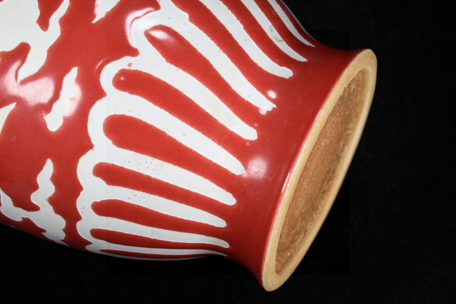 A Rare Red Glazed Auspicious Cloud and Crane Pattern Vase - 8