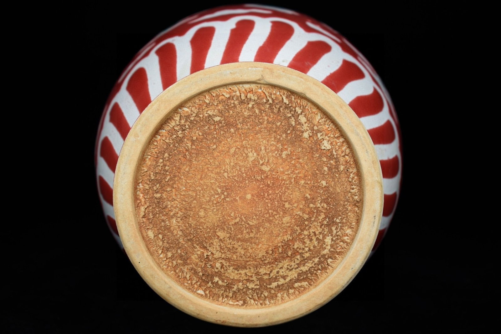 A Rare Red Glazed Auspicious Cloud and Crane Pattern Vase - 9