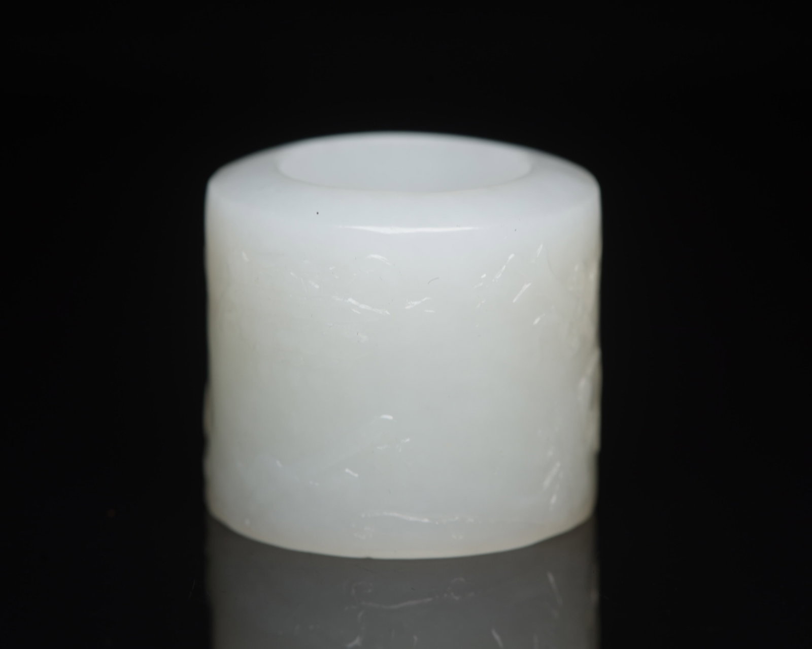 An Exquisite White Jade Eight Treasures Pattern Thumb Ring: An Exquisite White Jade Eight Treasures Pattern Thumb Ring,Qing Dynasty,China,Size:1.4inx0.9inx1.2in,Weight:50g 白玉八宝纹扳指,中国清代