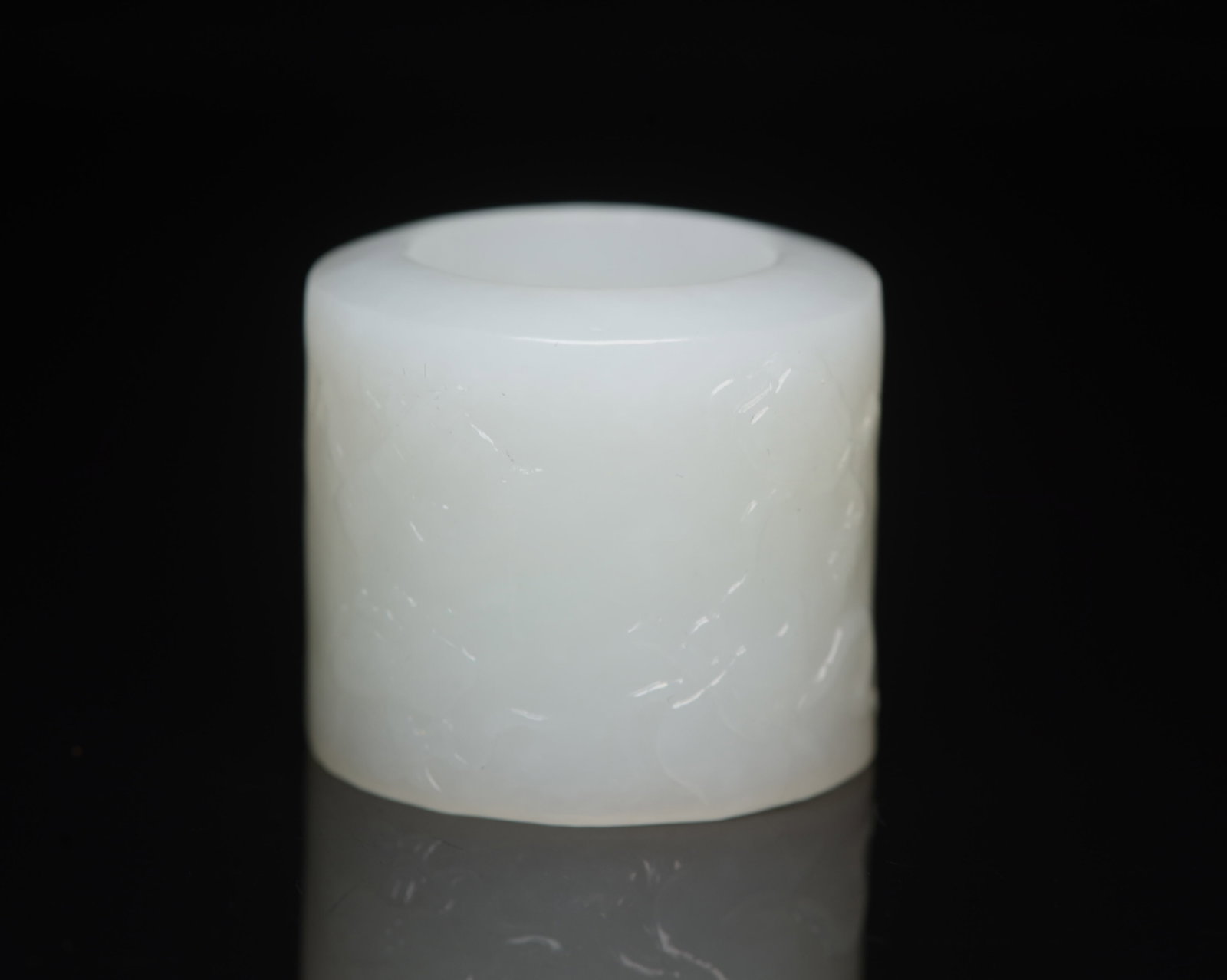 An Exquisite White Jade Eight Treasures Pattern Thumb Ring - 2