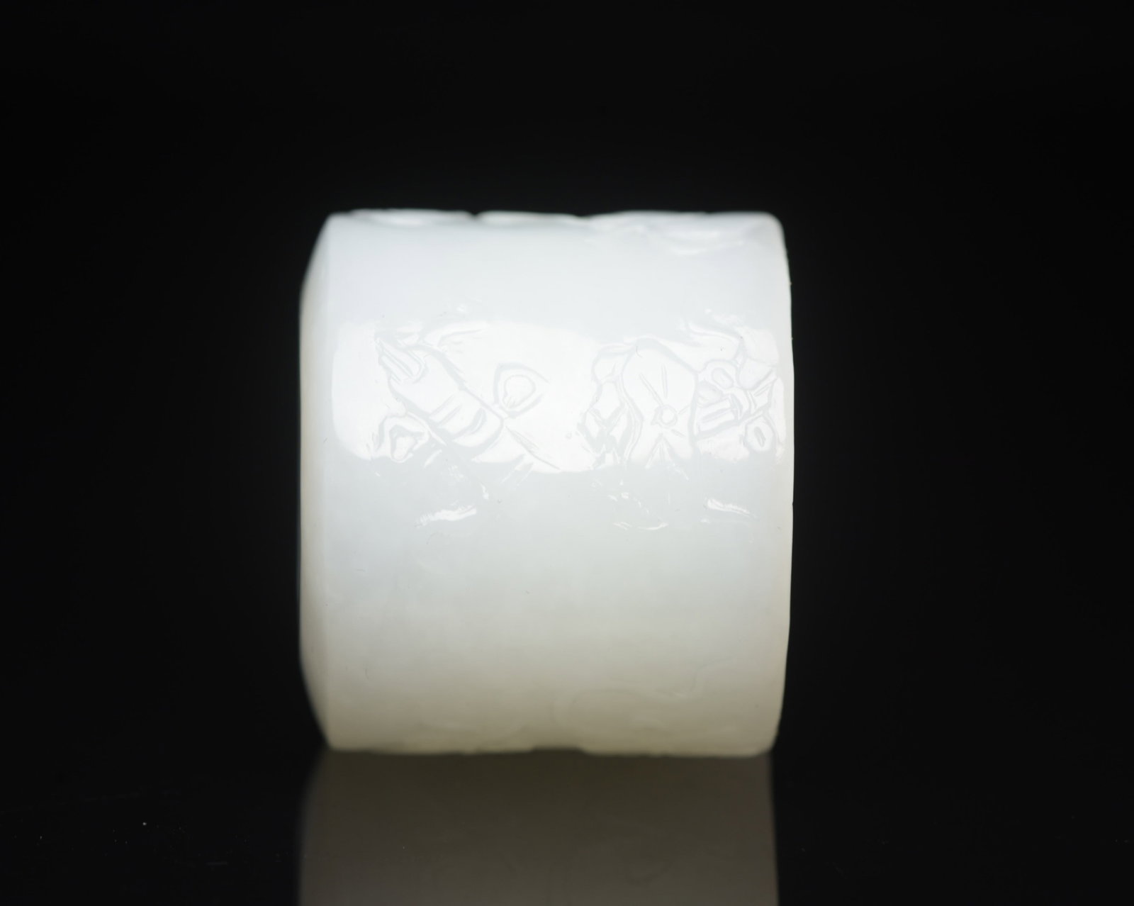 An Exquisite White Jade Eight Treasures Pattern Thumb Ring - 5