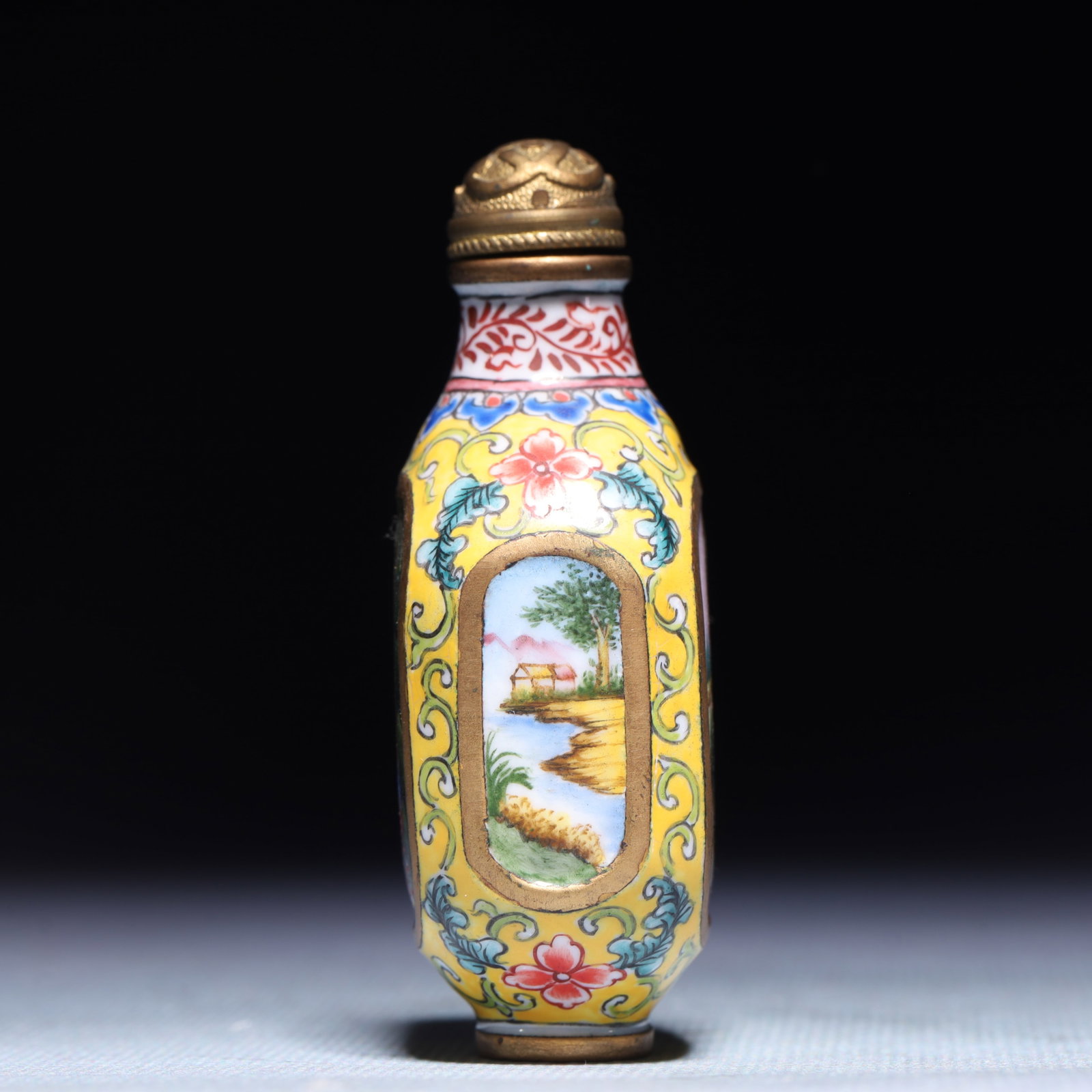 An Exquisite Painted Enamel Figure Pattern Snuff Bottle - 3