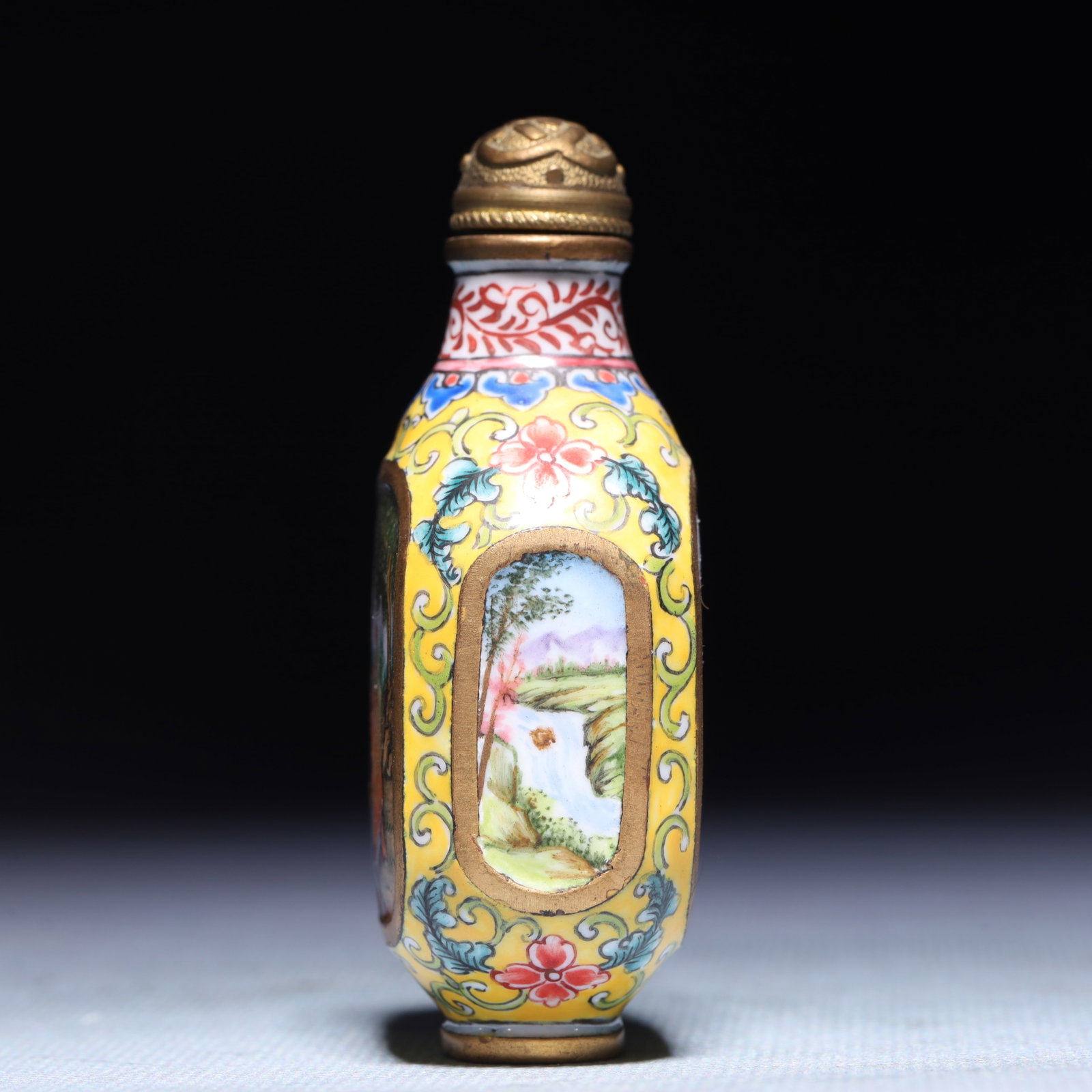 An Exquisite Painted Enamel Figure Pattern Snuff Bottle - 5
