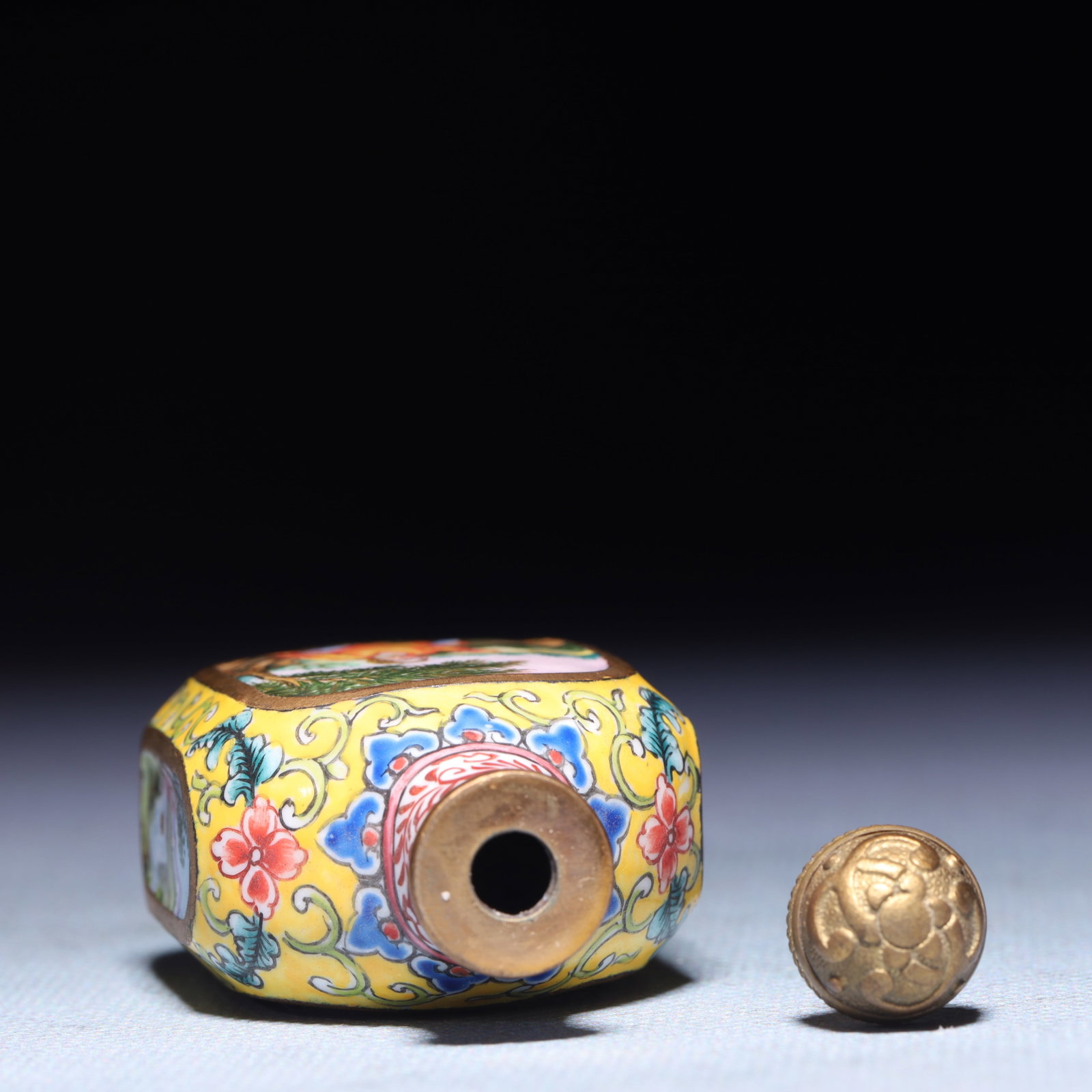 An Exquisite Painted Enamel Figure Pattern Snuff Bottle - 6