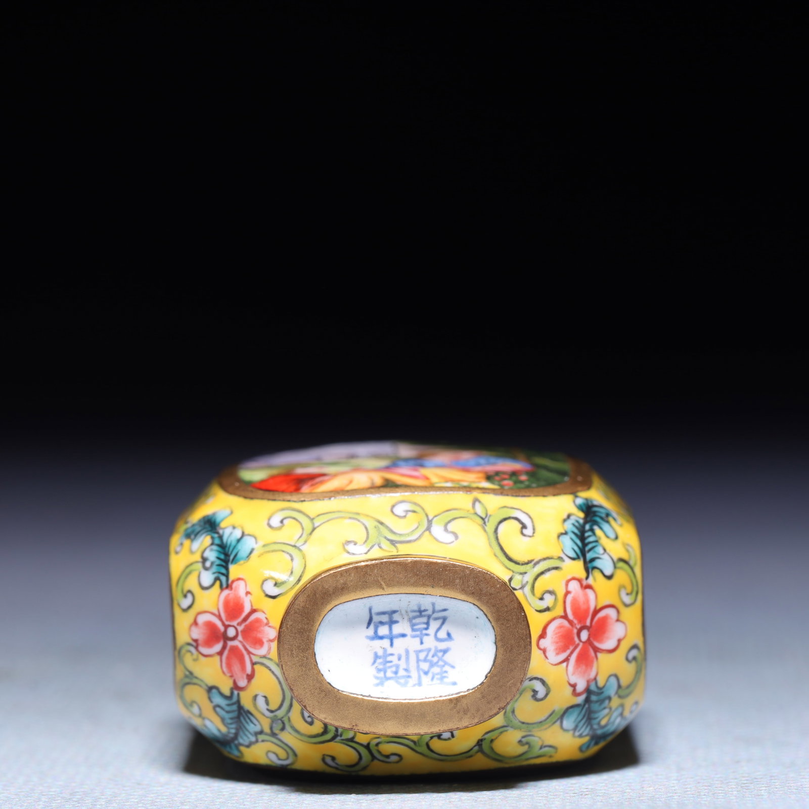 An Exquisite Painted Enamel Figure Pattern Snuff Bottle - 7