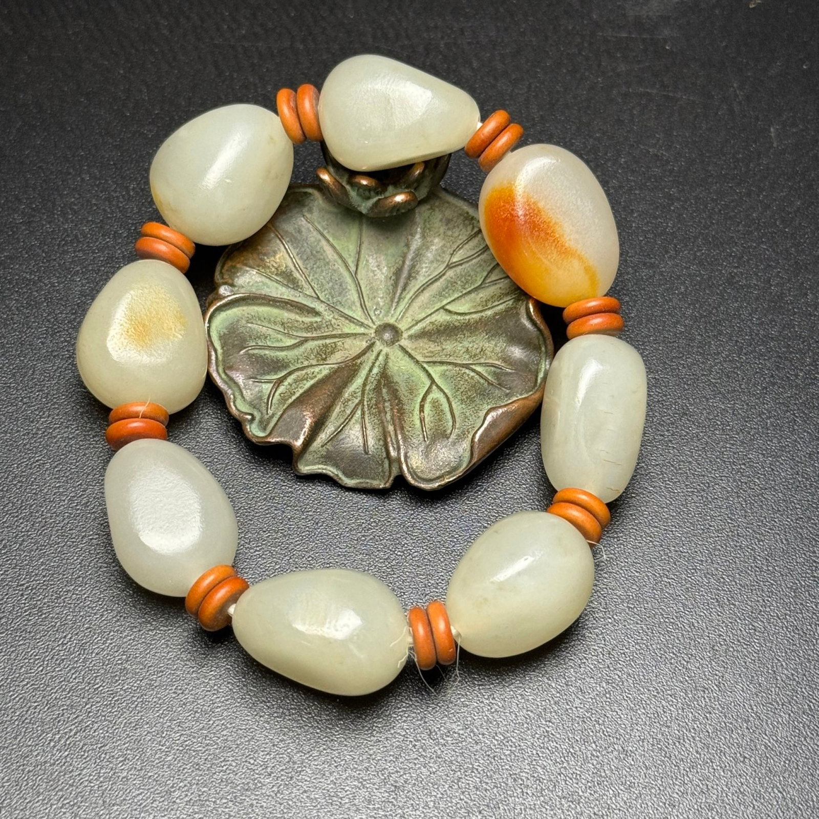 An Exquisite White Jade Bracelets: An Exquisite White Jade Bracelets,Qing Dynasty, China,Size:0.7inx0.9inx0.5in,Weight:66g 白玉手串,中国清代