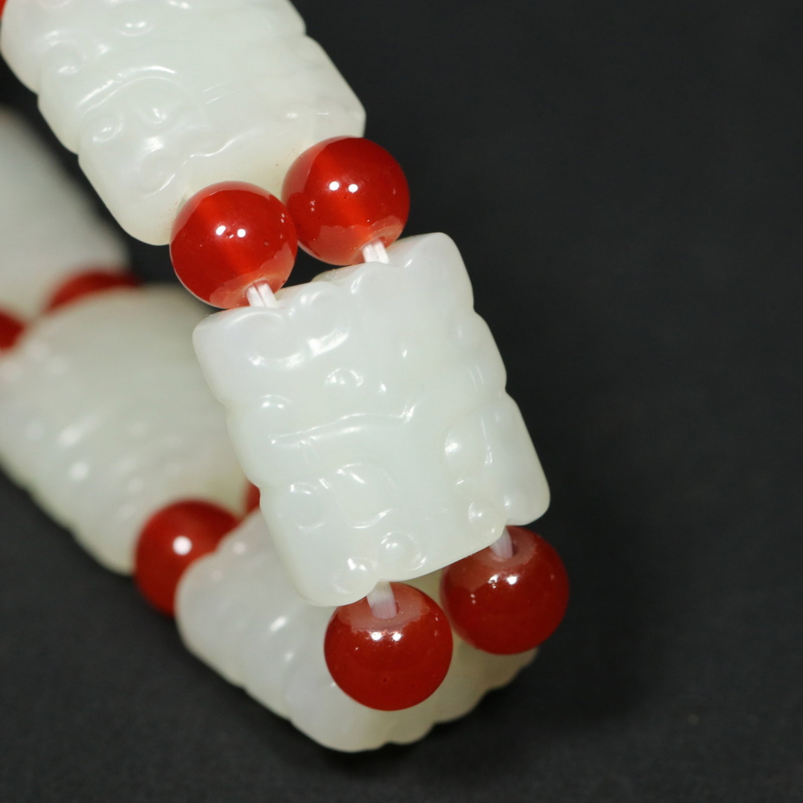 An Exquisite White Jade Beast-Face Pattern Bracelet - 4