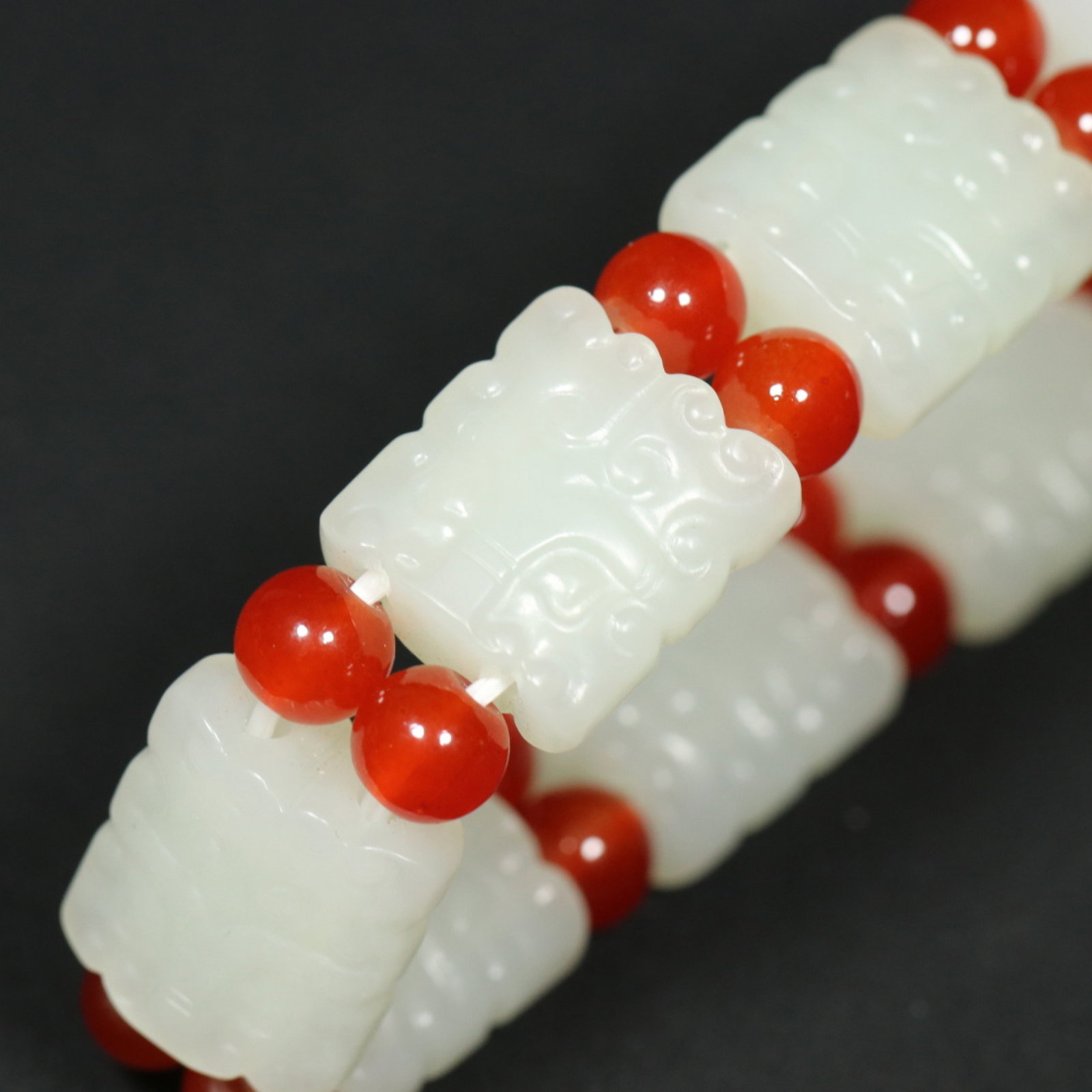 An Exquisite White Jade Beast-Face Pattern Bracelet - 5