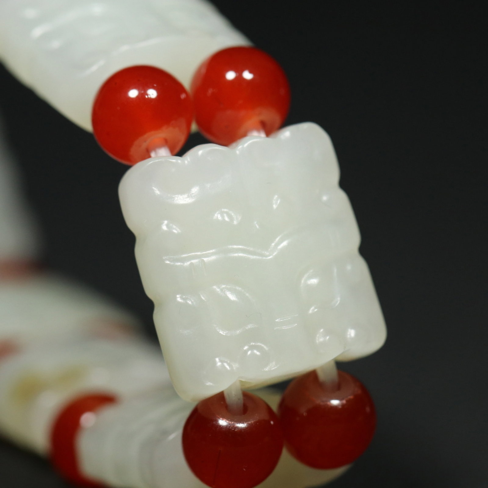 An Exquisite White Jade Beast-Face Pattern Bracelet - 6