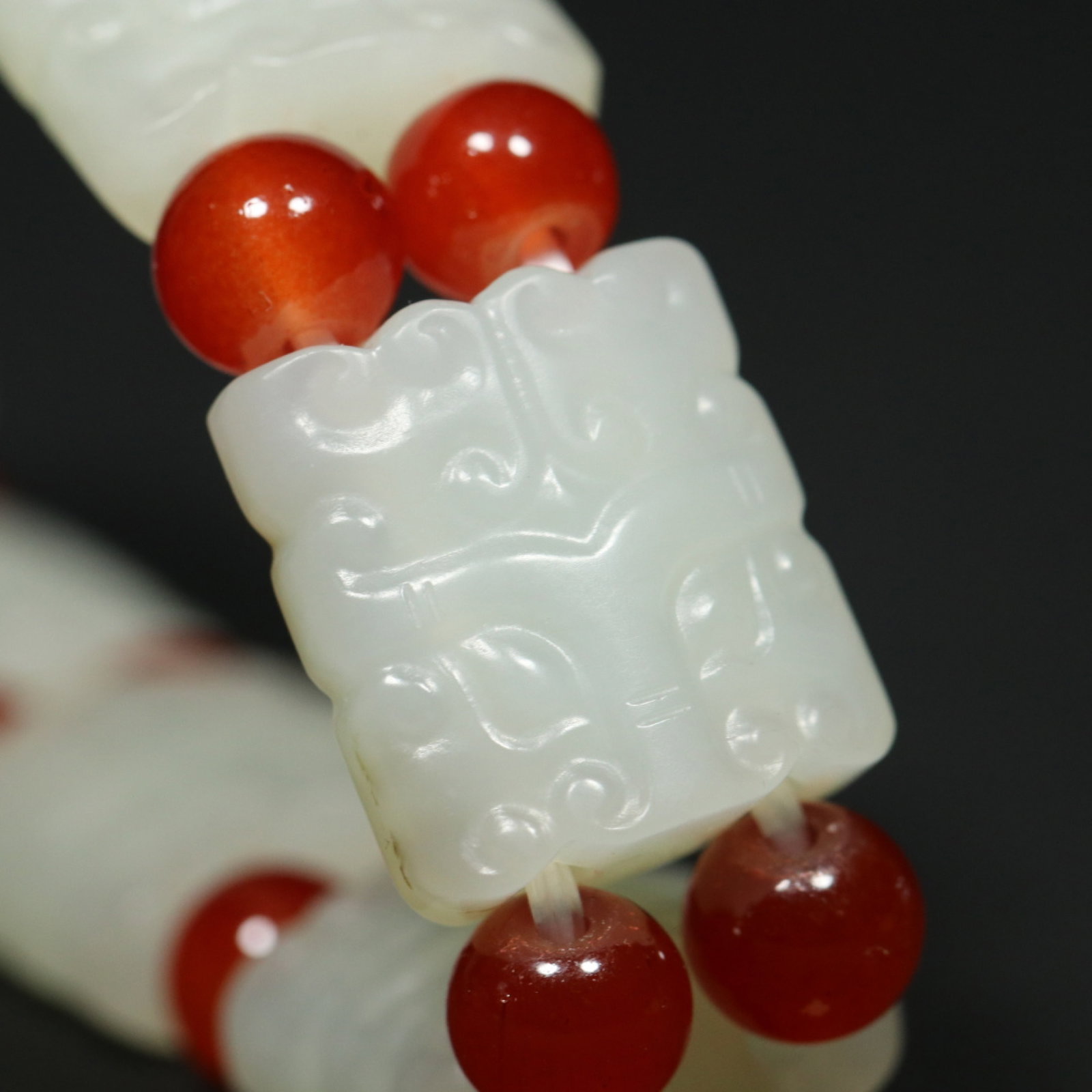 An Exquisite White Jade Beast-Face Pattern Bracelet - 7